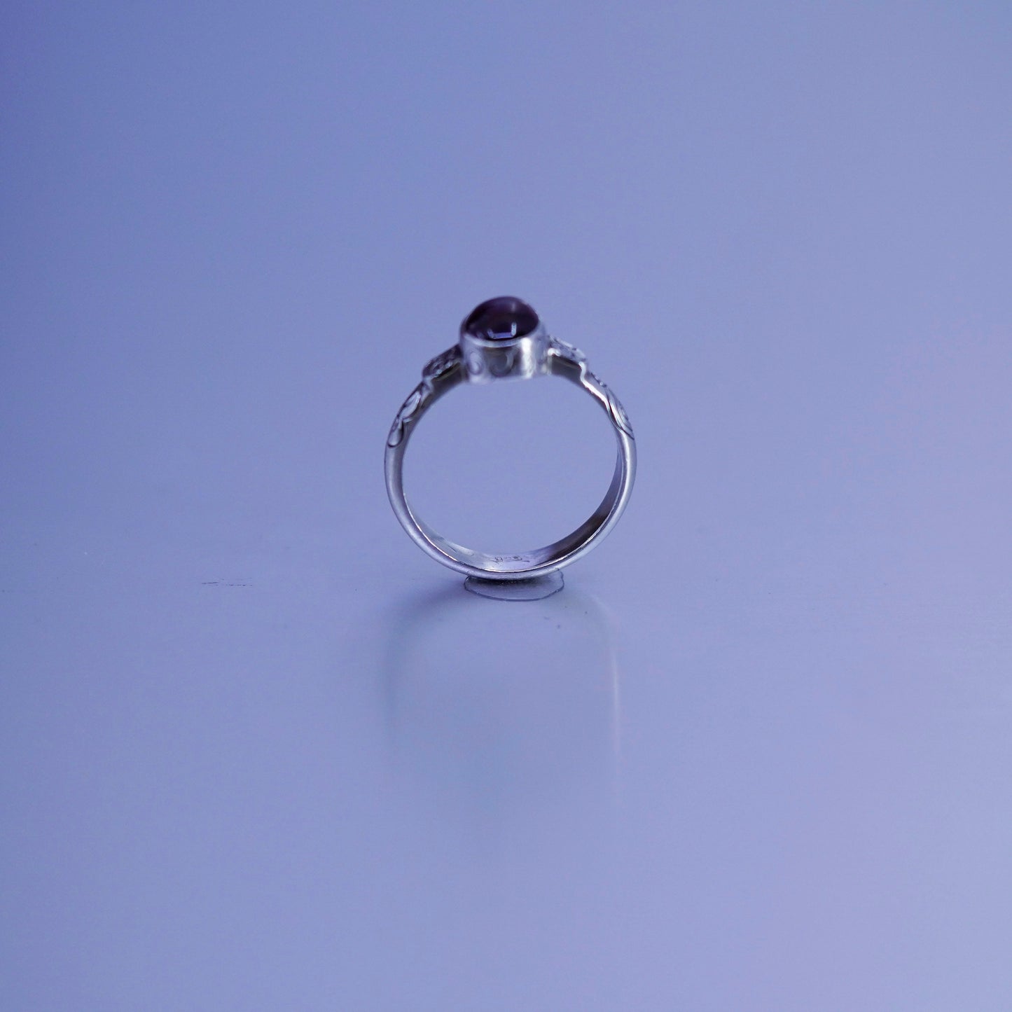 Size 7.75, vintage Sterling 925 silver handmade band ring with garnet