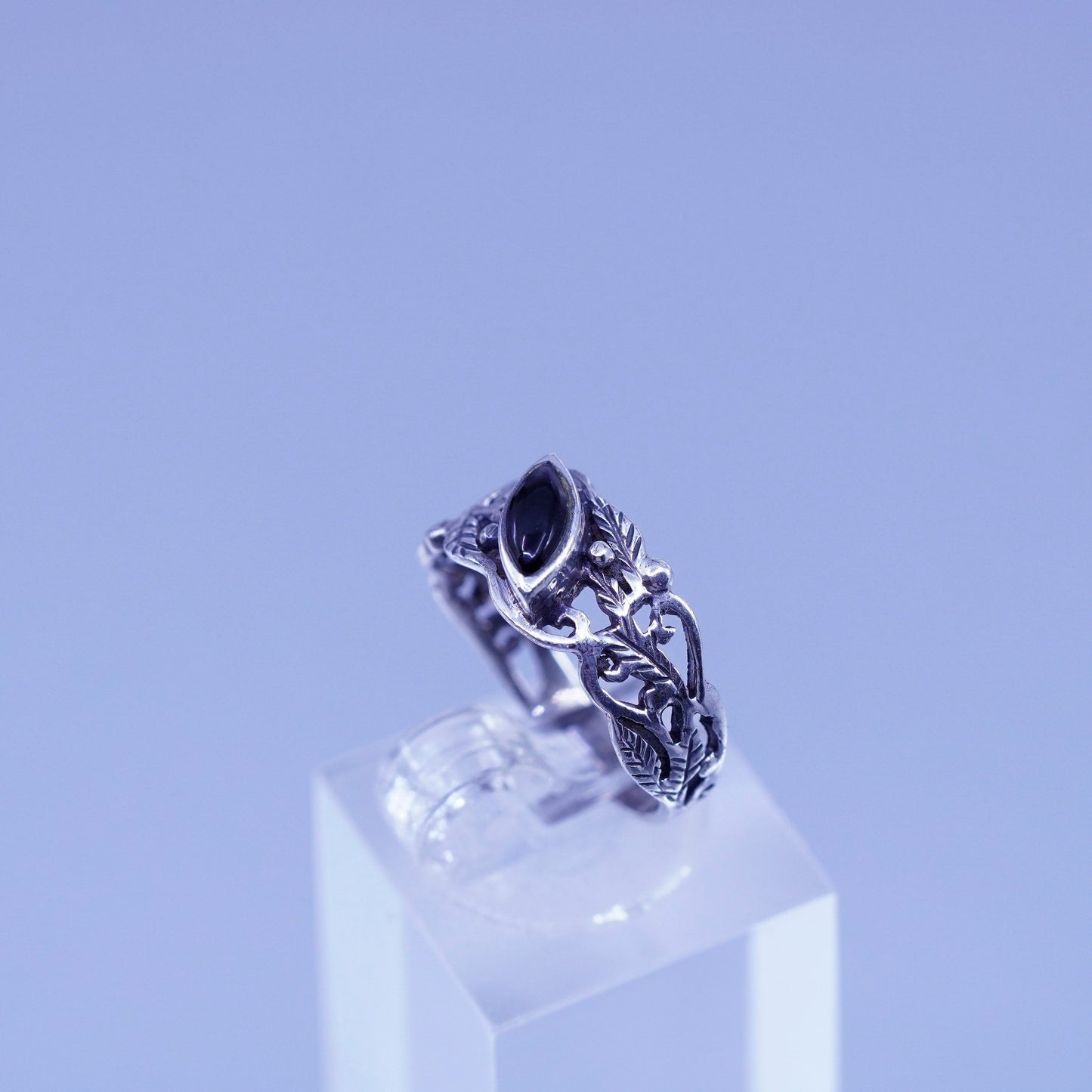 Size 5.75, vintage bali Sterling 925 silver handmade ring with onyx and leaf