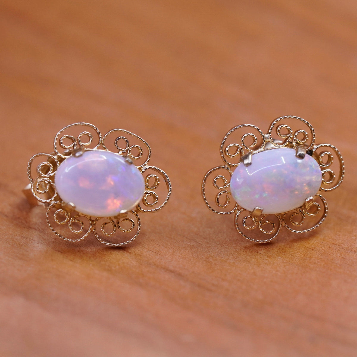 1g, filigree 14K yellow gold studs earrings with opal inlay