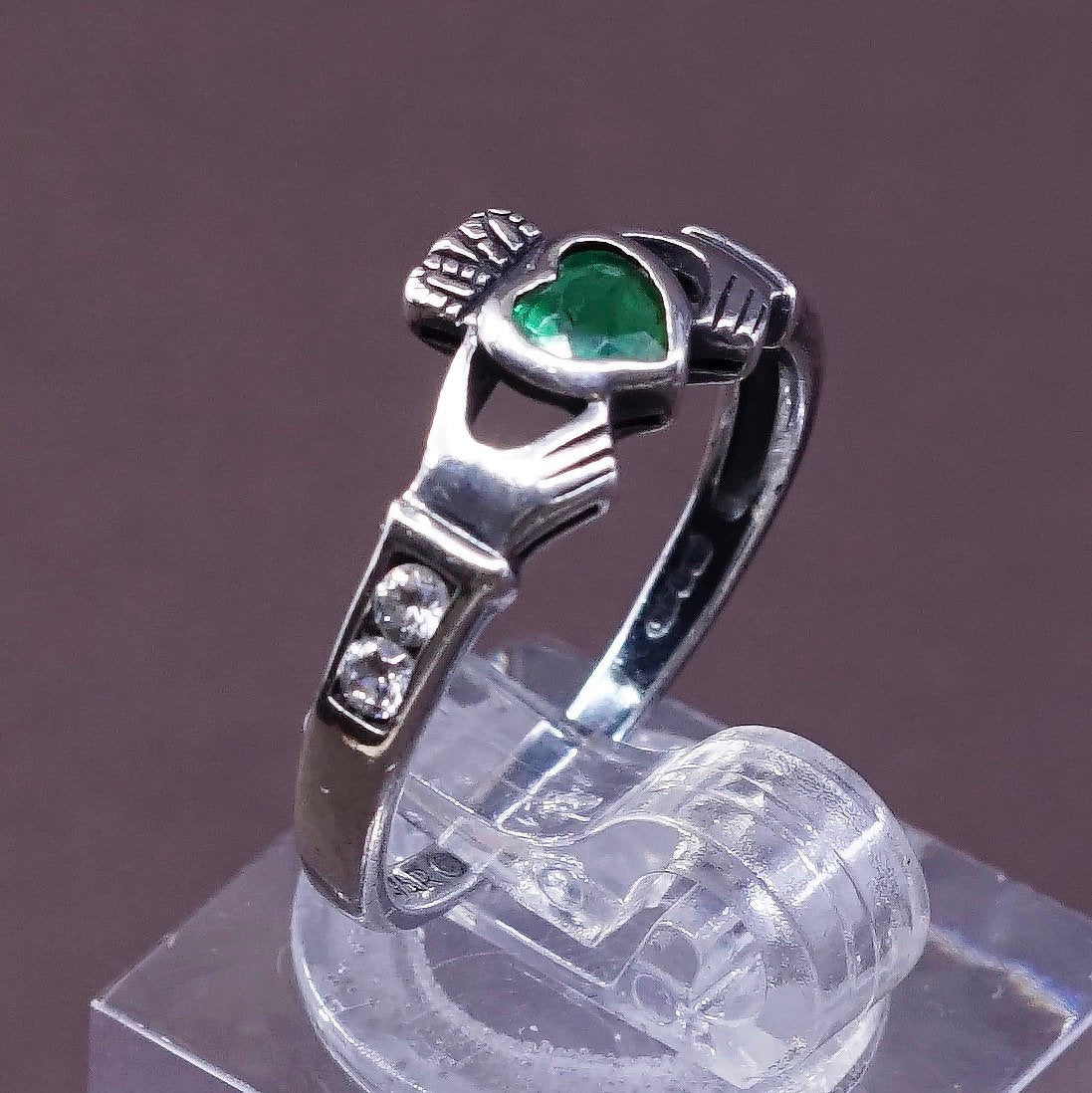 sz 6.5, Solvar sterling silver claddagh ring, holding peridot heart 925 band