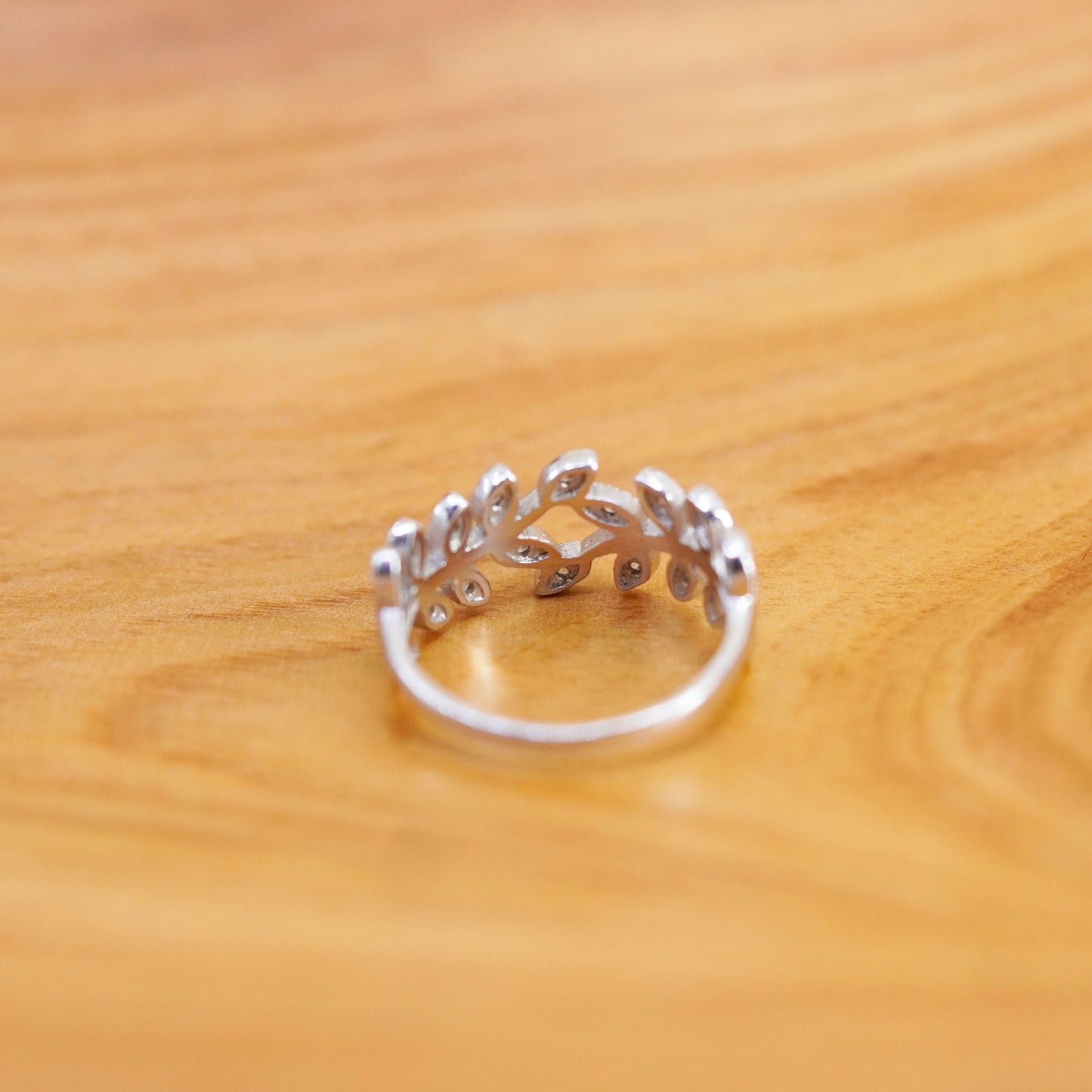 Size 7.25, vintage Sterling 925 silver leafy band ring with diamonds