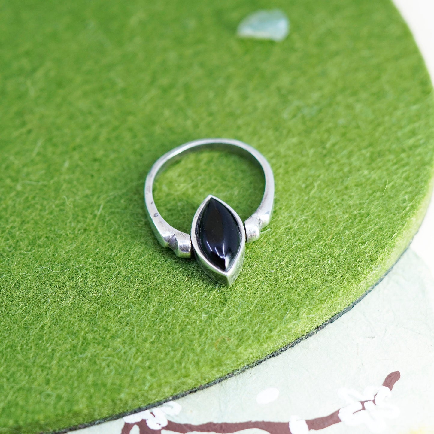 Size 8, vintage 925 sterling silver spinner ring, band with black onyx