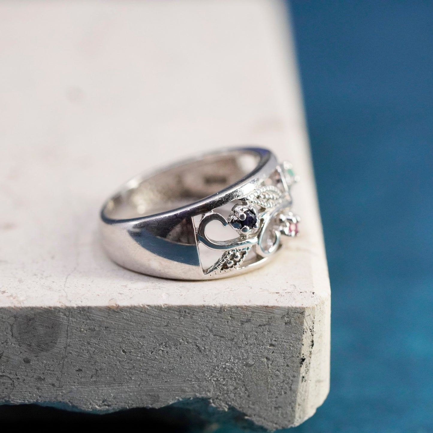 Size 7, vtg sterling silver ring, 925 leafy band jade ruby sapphire diamonds