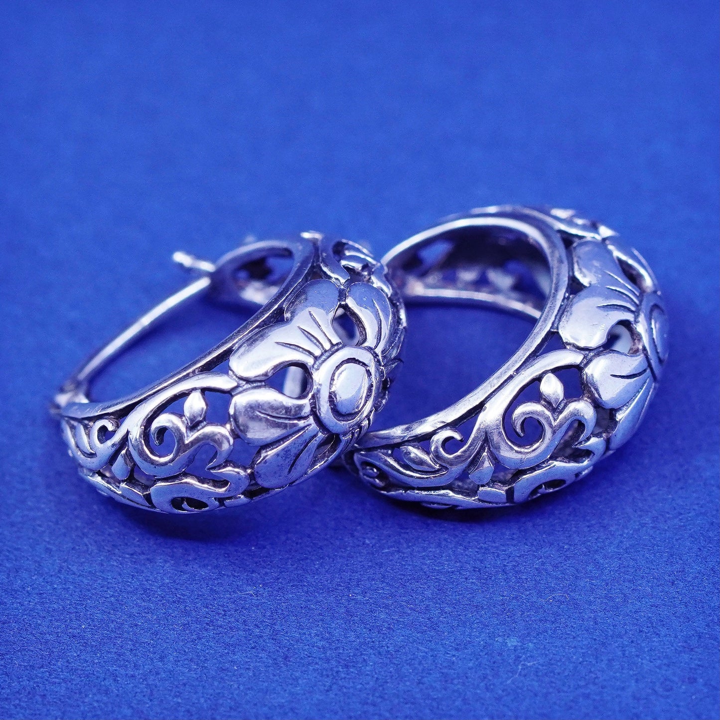 0.75”, vtg Sterling silver handmade earrings, flower 925 filigree hoops Huggie