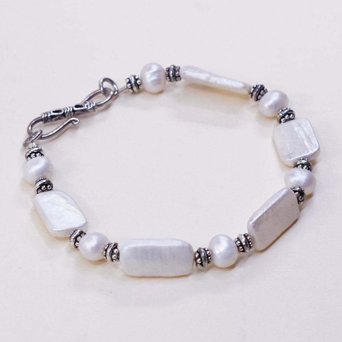 7.75", VTG handmade bracelet, pearl beads w/ 925 beads and toggle closure