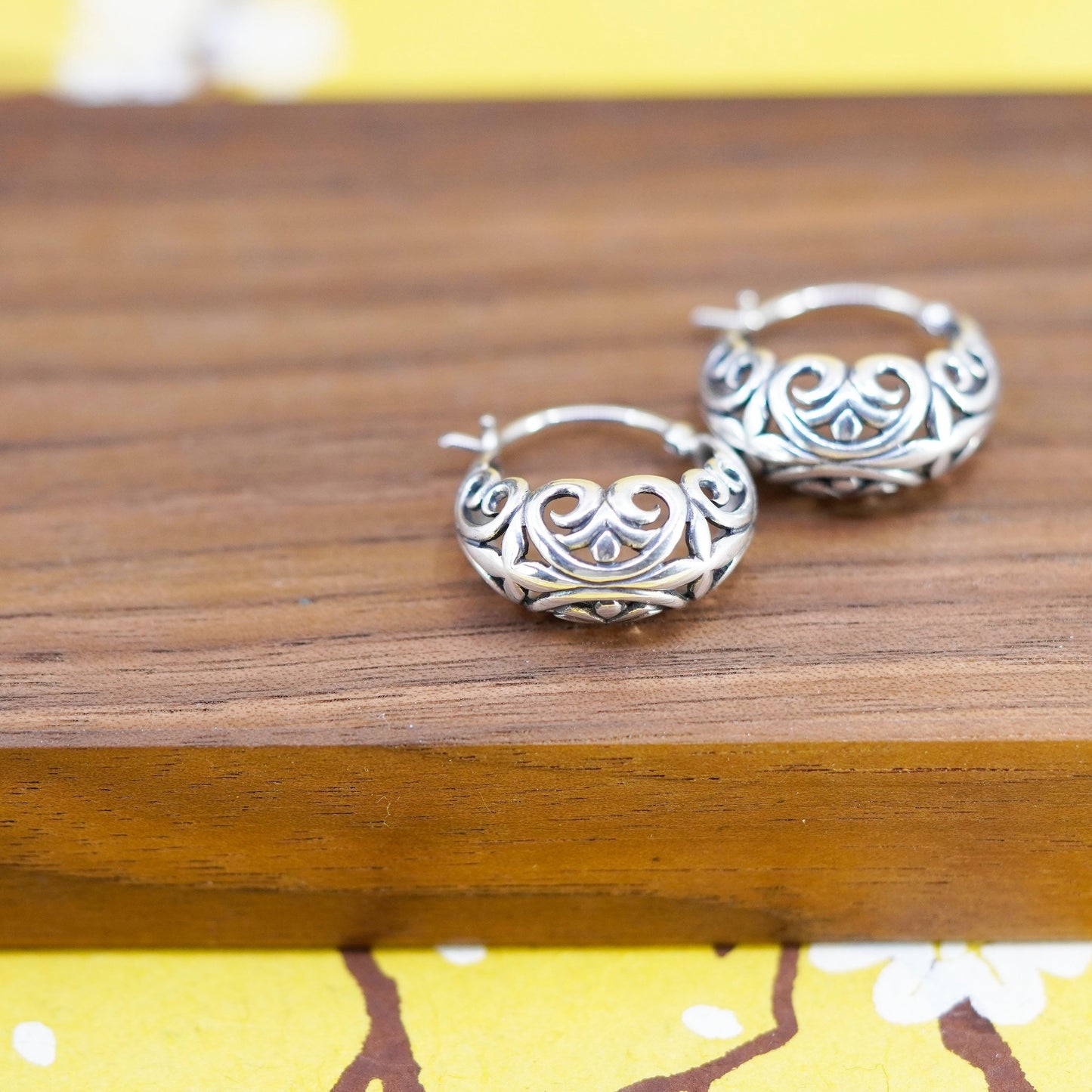 RARE Silpada 925 Sterling Silver Filigree Open Hoop Huggie Post Earrings P1126