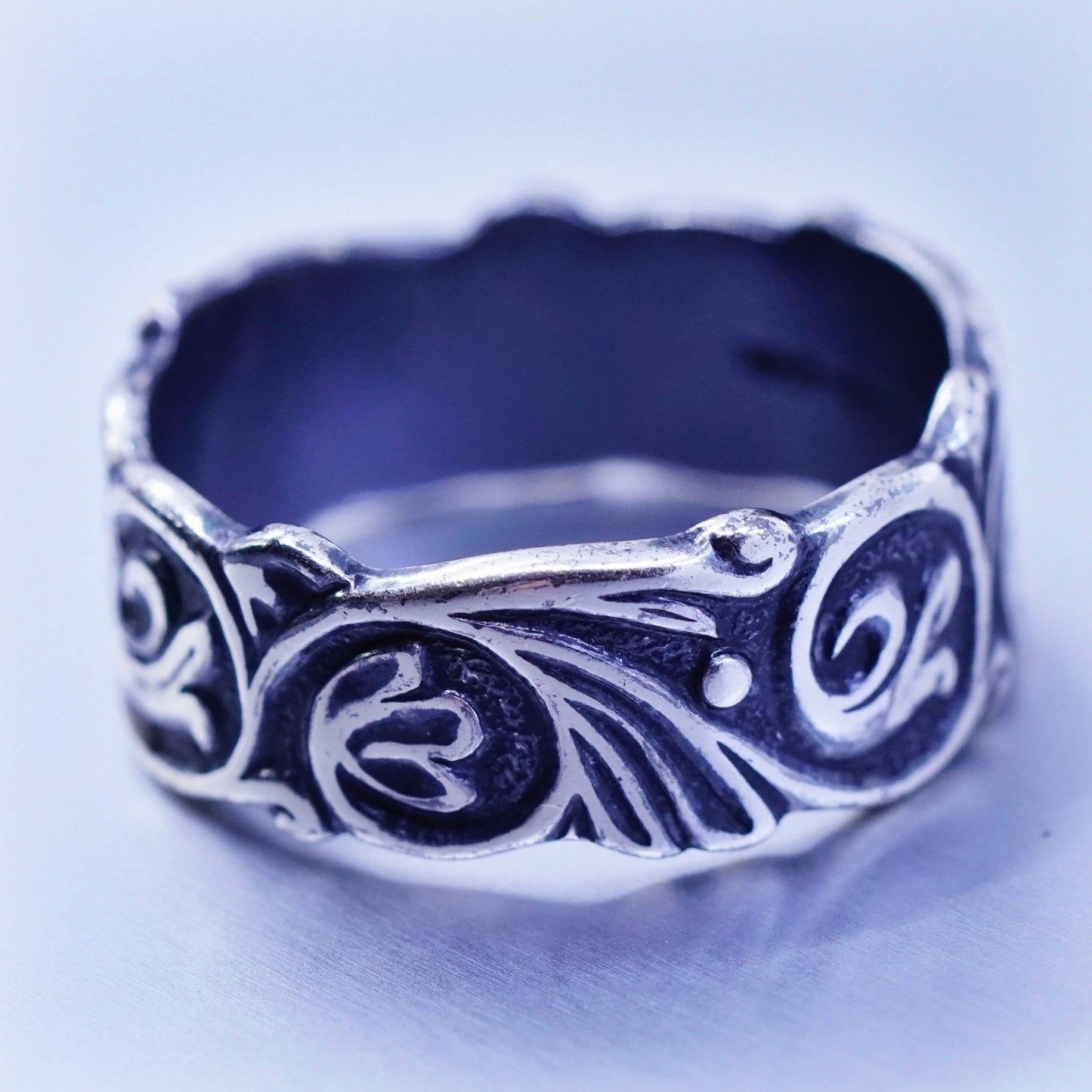 Size 8, vintage Native American Sterling 925 silver handmade ring, swirly band