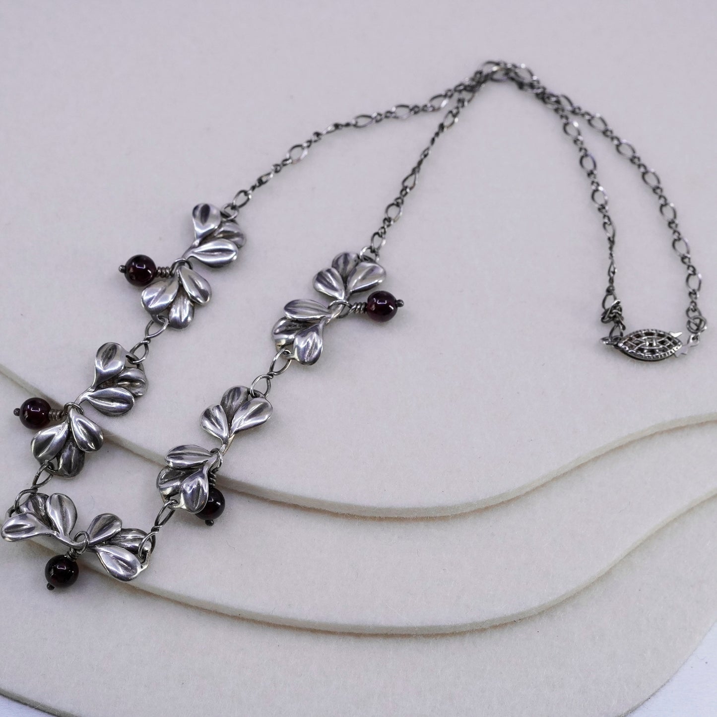 17”, 1970s Sterling 925 silver necklace with leafy pendant and garnet beads