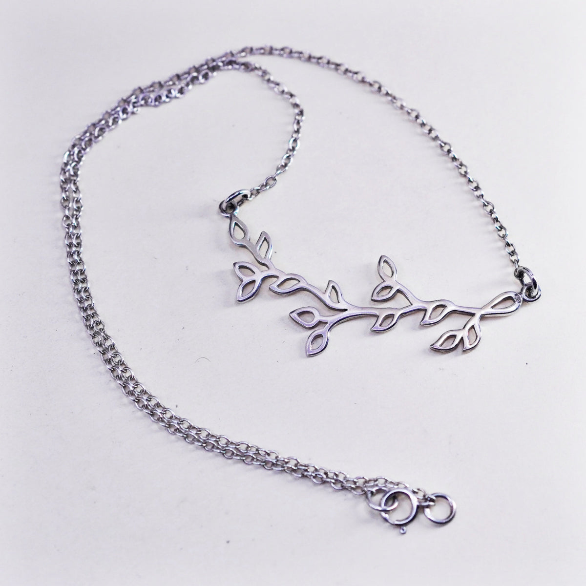 16”, Vintage sterling silver circle chain with leafy vine pendant