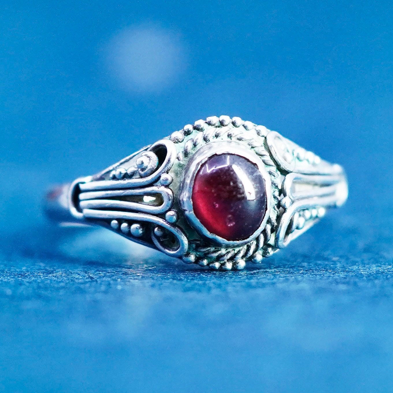 Size 6, vintage Sterling 925 silver handmade ring with garnet and cable around