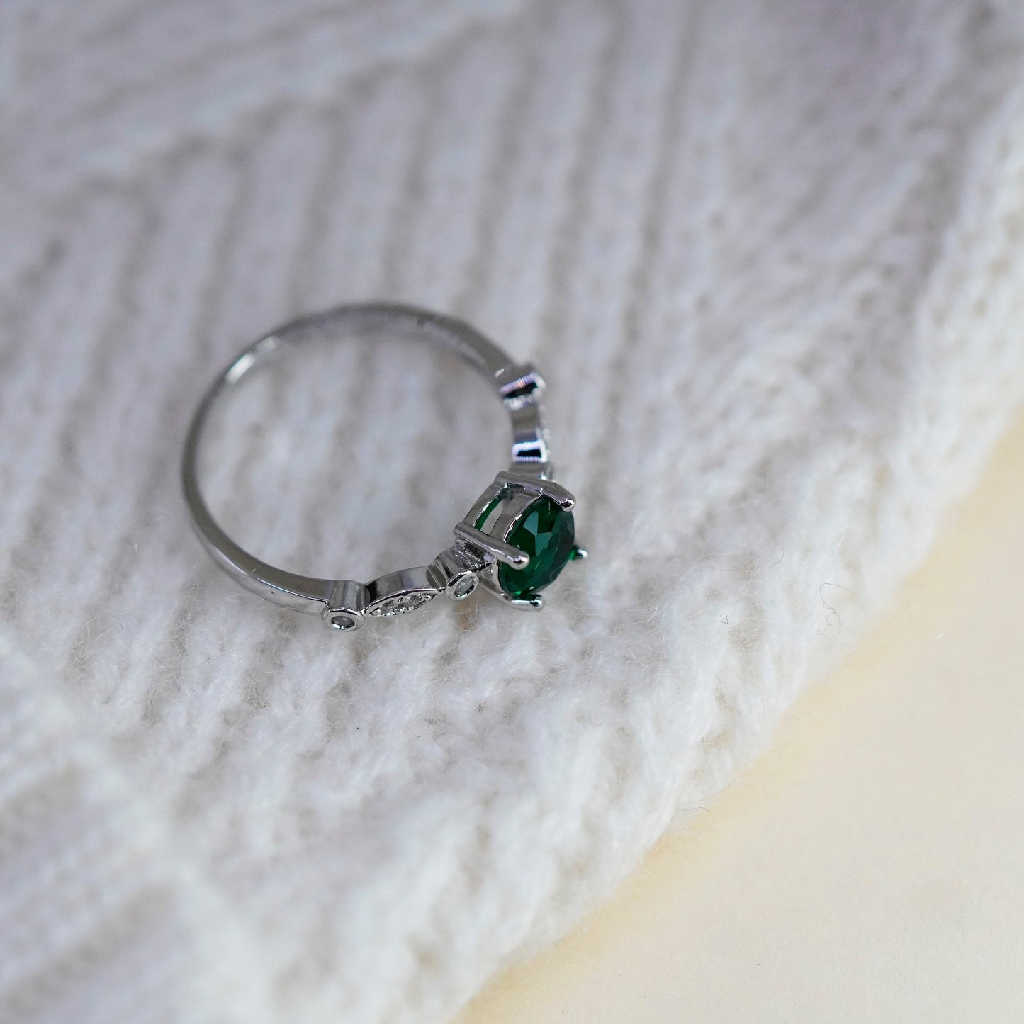 Size 7, Vintage sterling 925 silver handmade ring with peridot