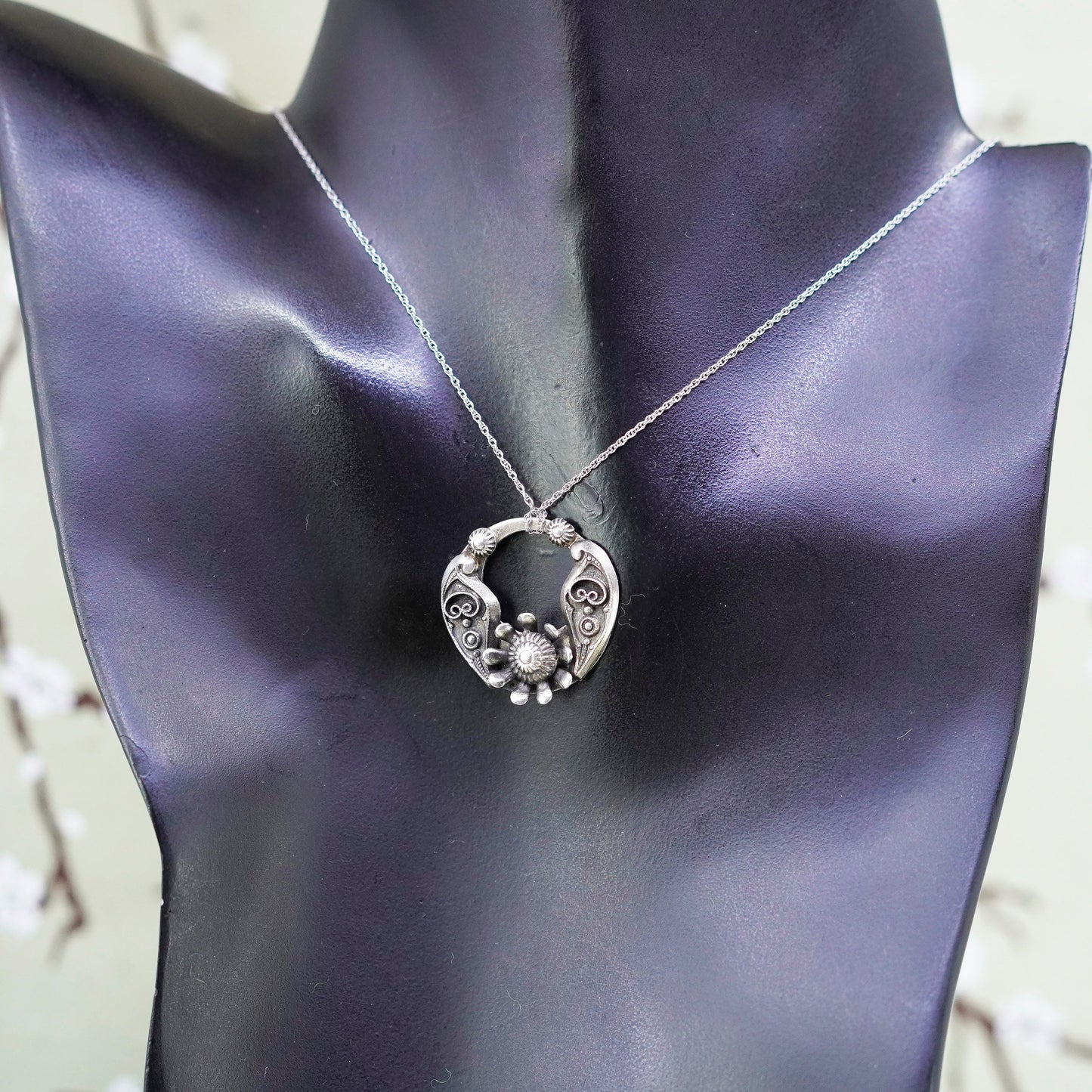 18”, Vintage 925 sterling silver circle chain with filigree circle pendant