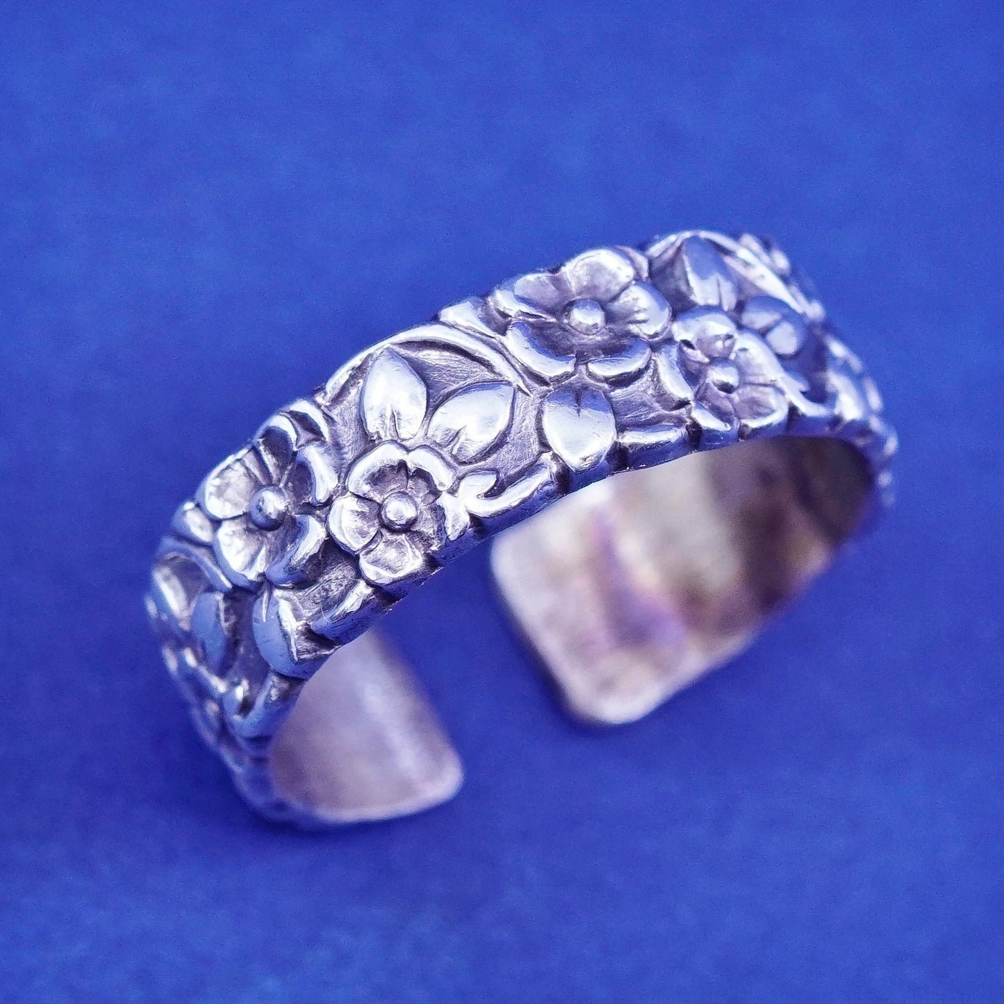 Size 7, vintage southwestern Sterling 925 silver handmade ring, cluster flower band