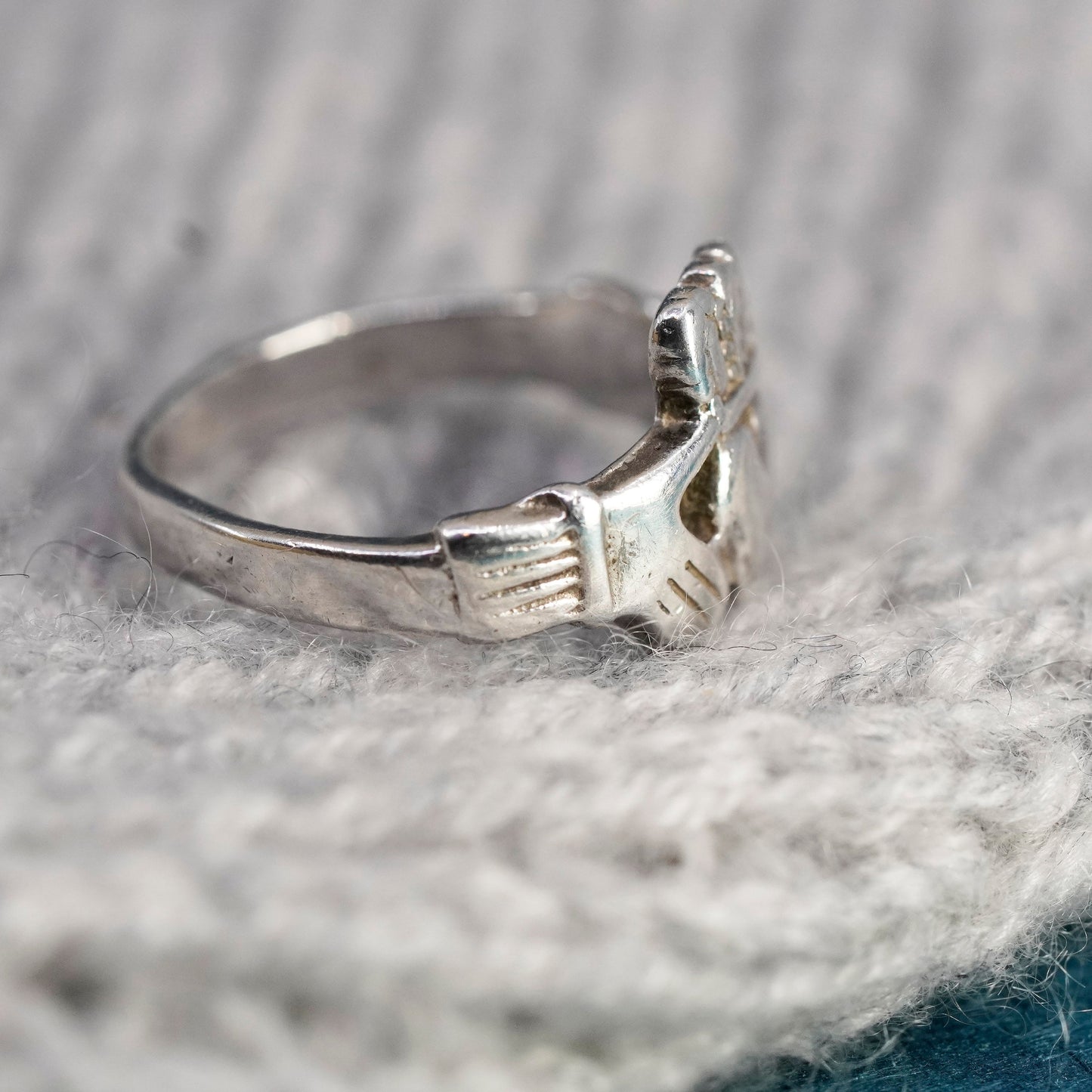 Size 4.25, Vintage sterling silver claddagh ring, holding heart 925 band