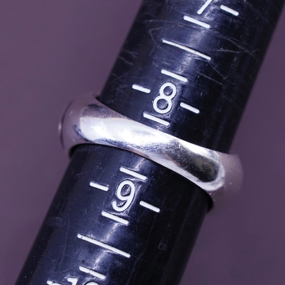 Size 8.25, vtg sterling 925 silver handmade cocktail band ring w/ black enamel