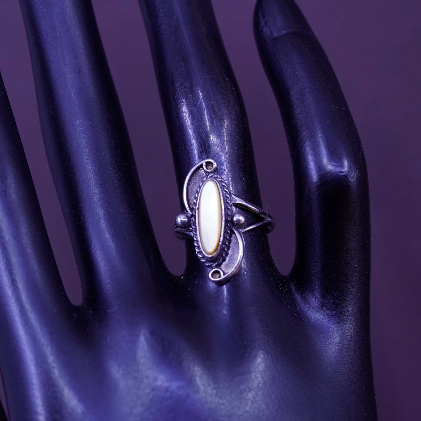 Size 5, vintage Sterling 925 silver handmade ring with mother of pearl beads