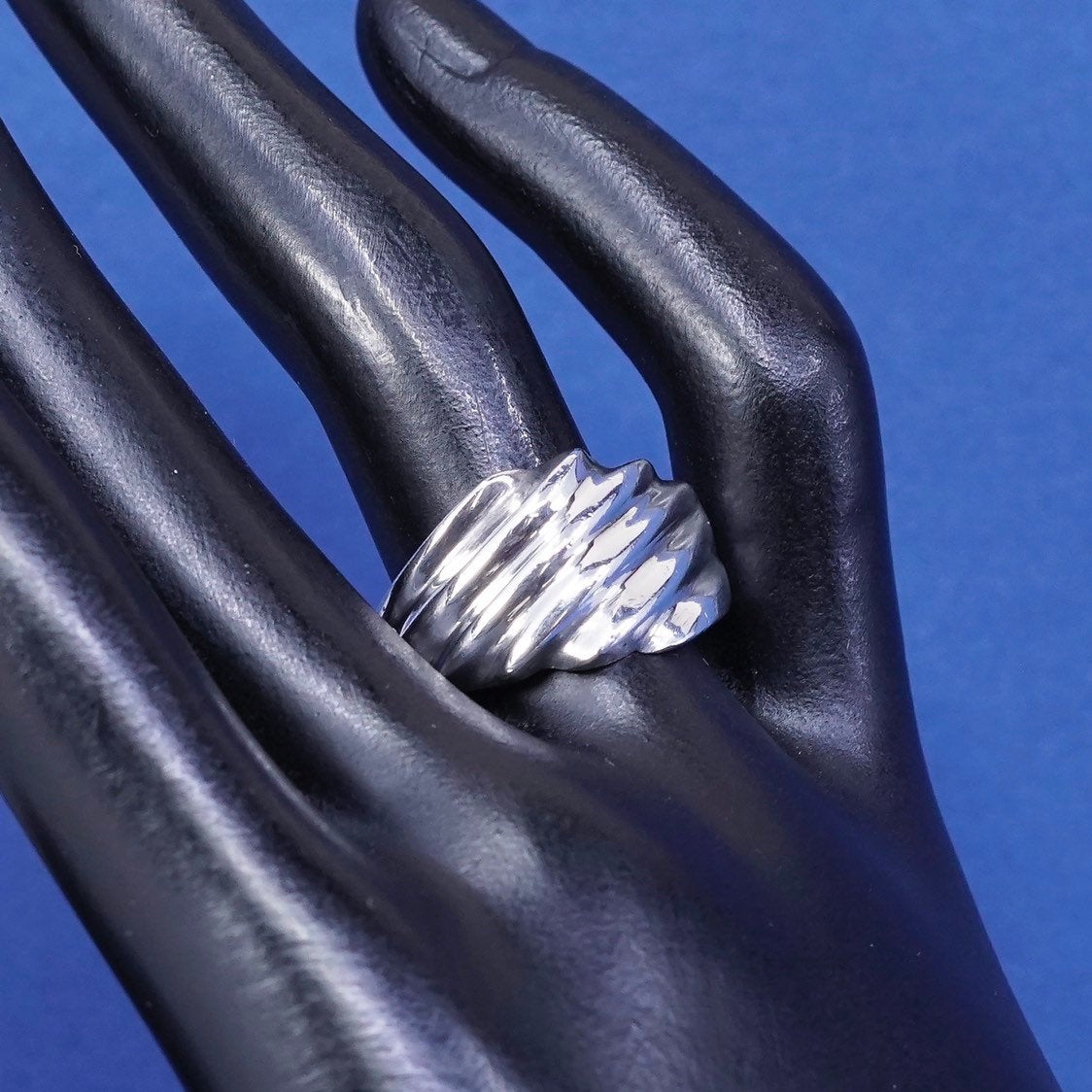 Size 9, vtg Sterling silver handmade ribbed ring, 925 statement ring w/ wave