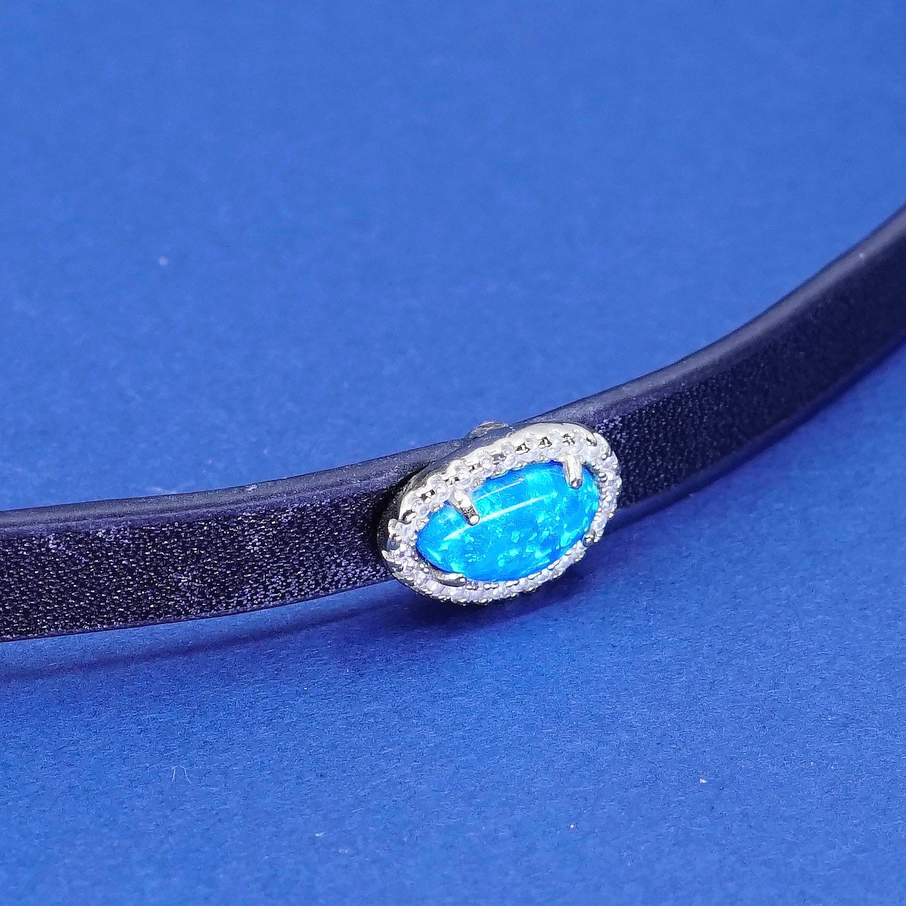 12+4”, Leather choker collar Necklace w/ sterling 925 silver oval pendant N Cz
