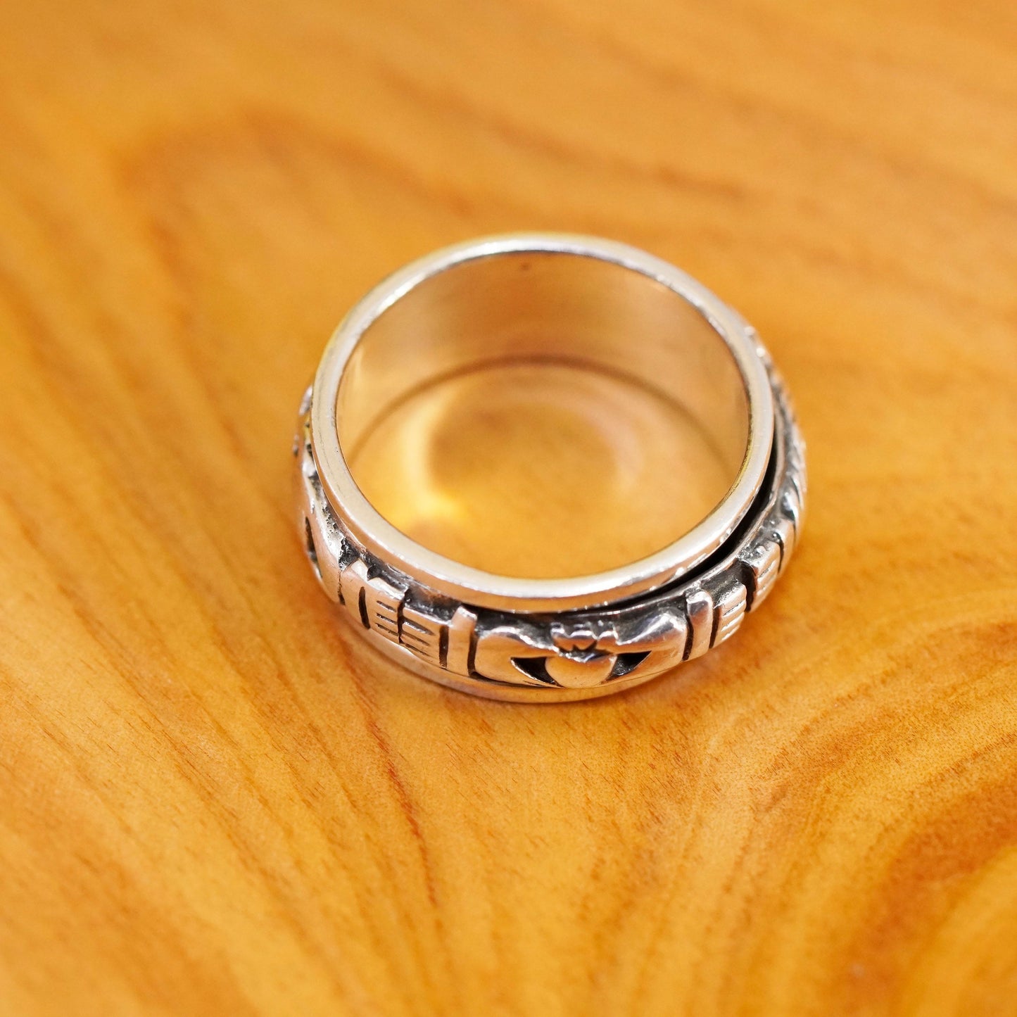 Size 8.75, vtg Sterling silver ring, 925 claddagh heart friendship spinner band