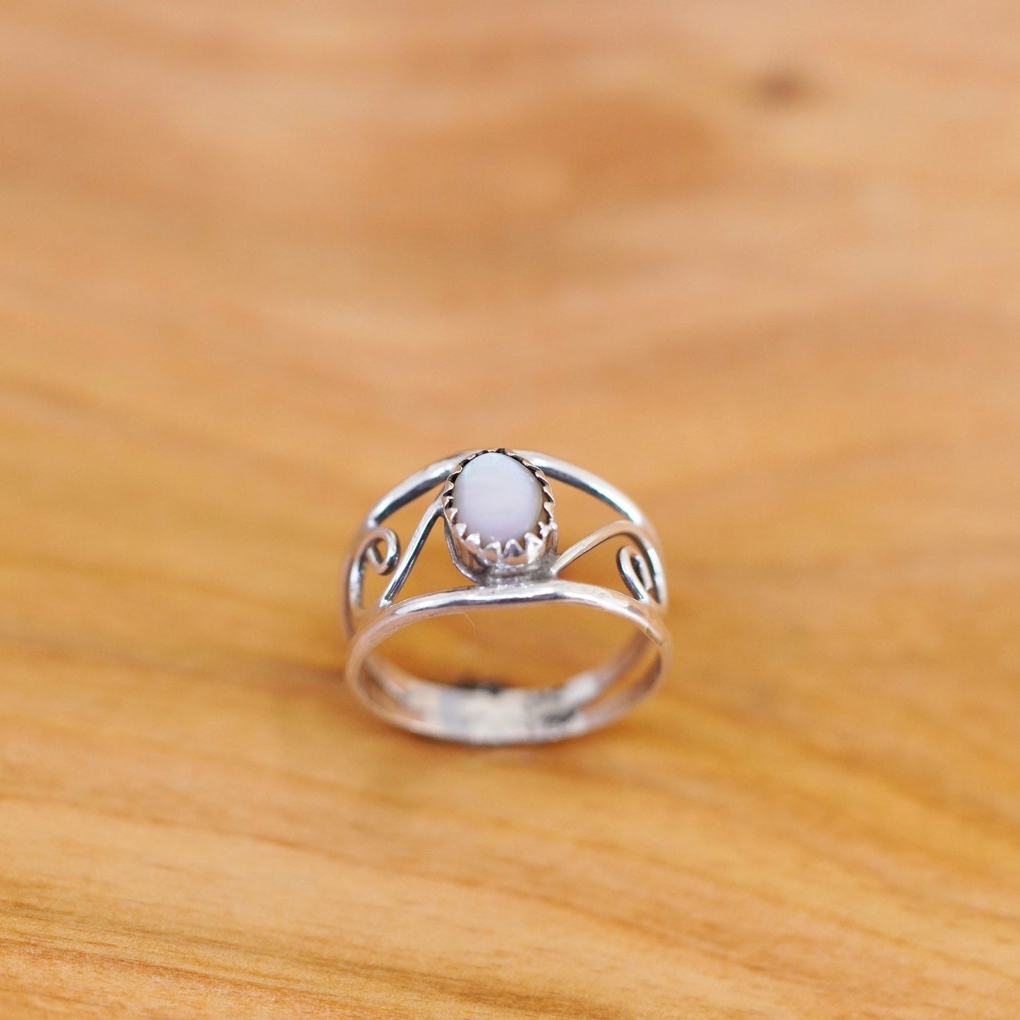 Size 6, vtg Sterling 925 silver handmade ring with mother of pearl and filigree