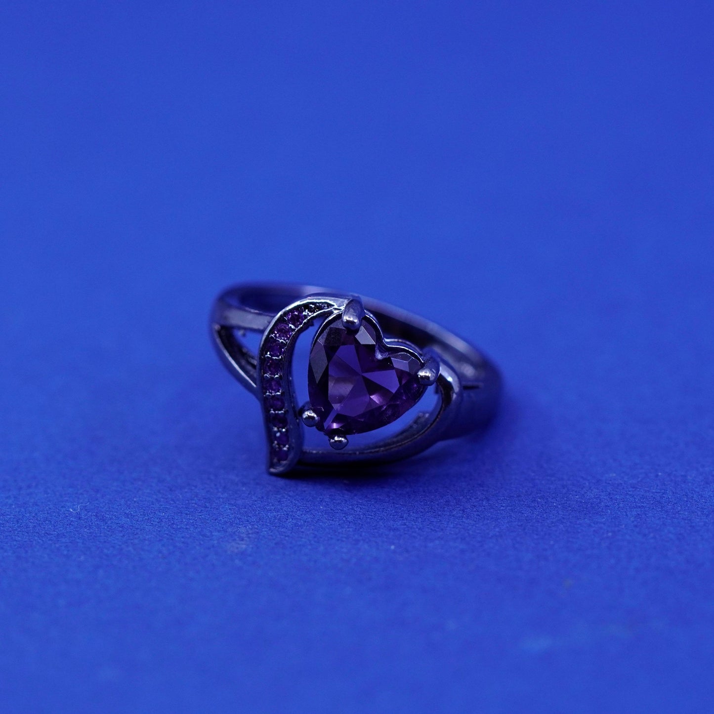 Size 8, vintage Sterling 925 silver handmade oxidized ring with heart amethyst