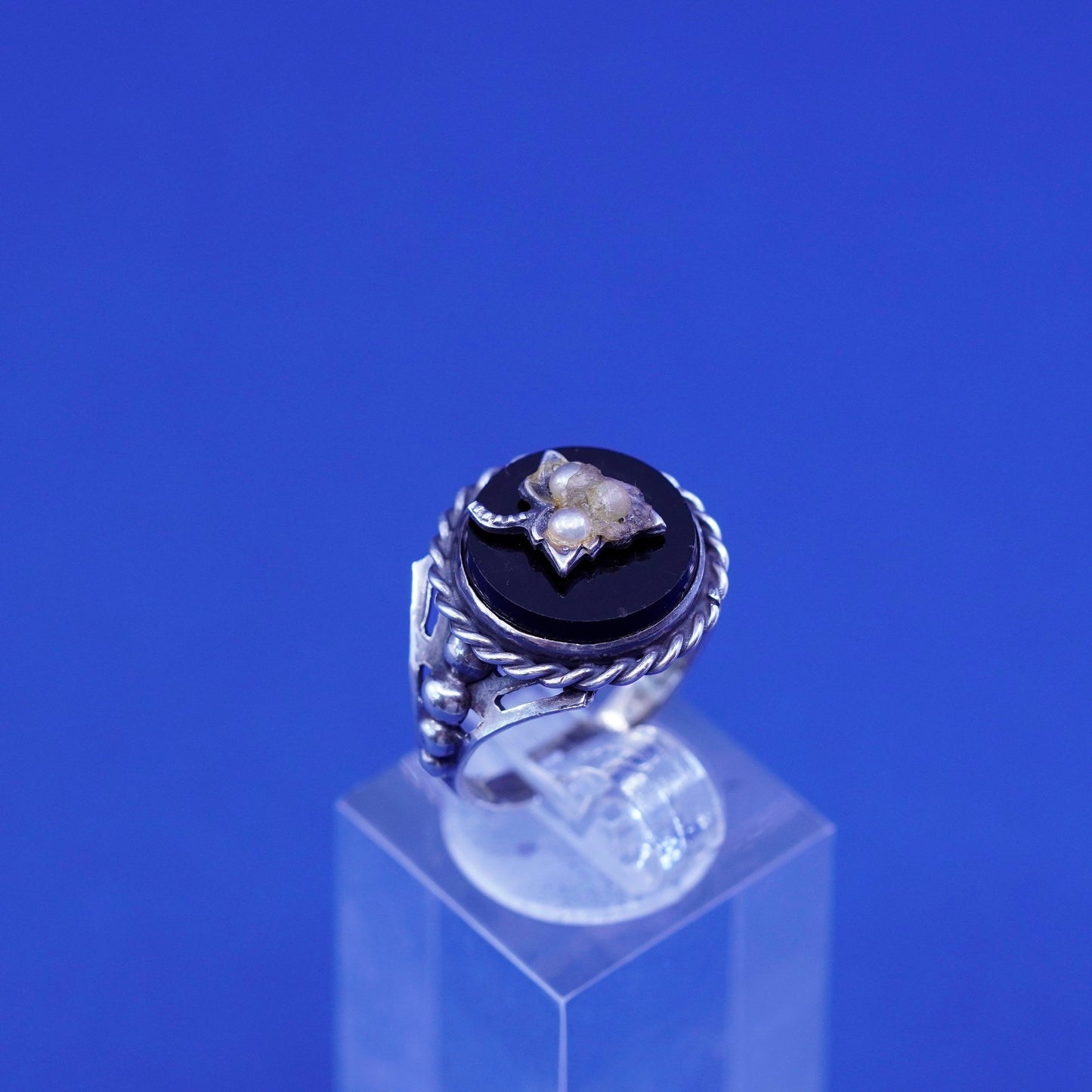 Size 7, vintage Sterling 925 silver handmade ring with onyx and cable around