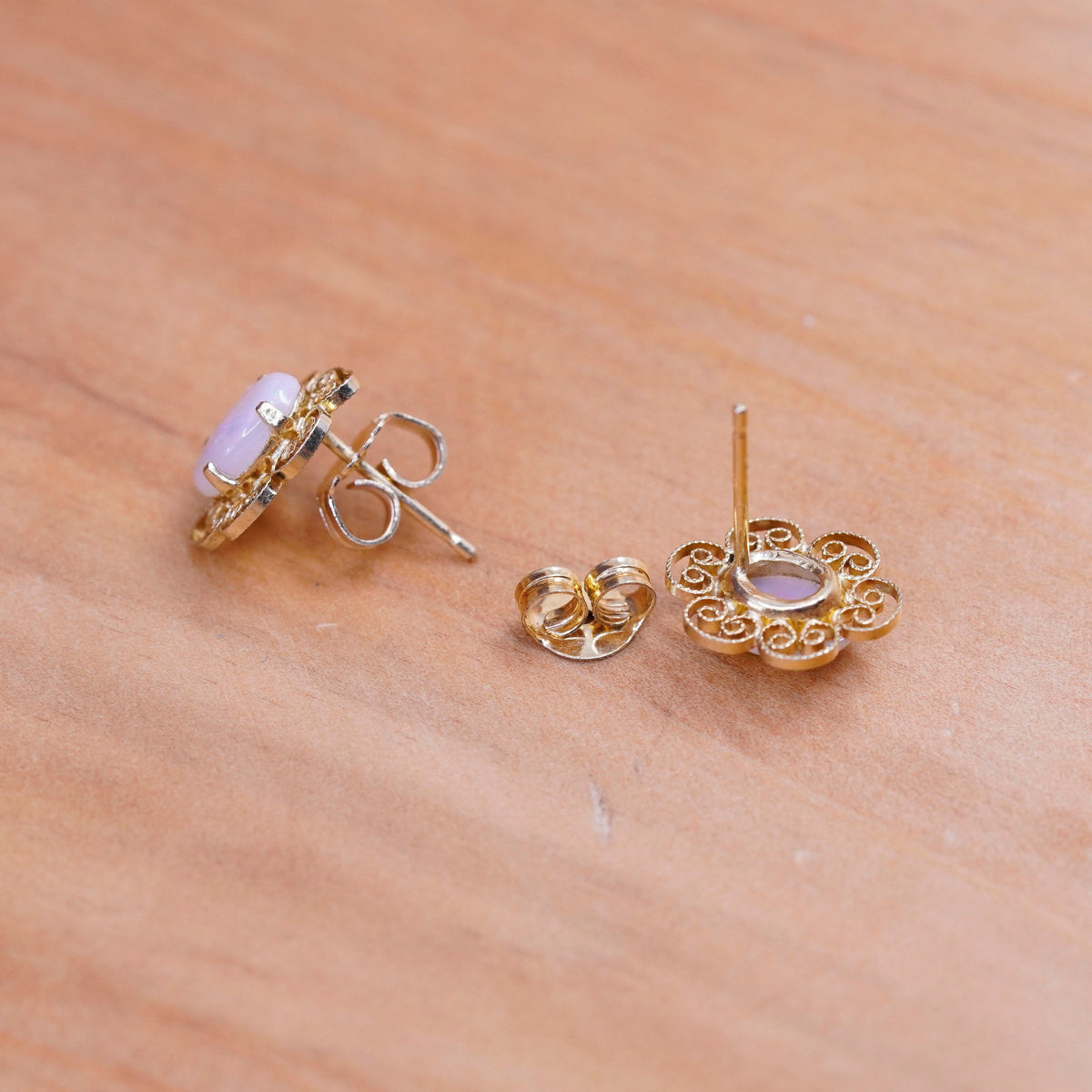 1g, filigree 14K yellow gold studs earrings with opal inlay