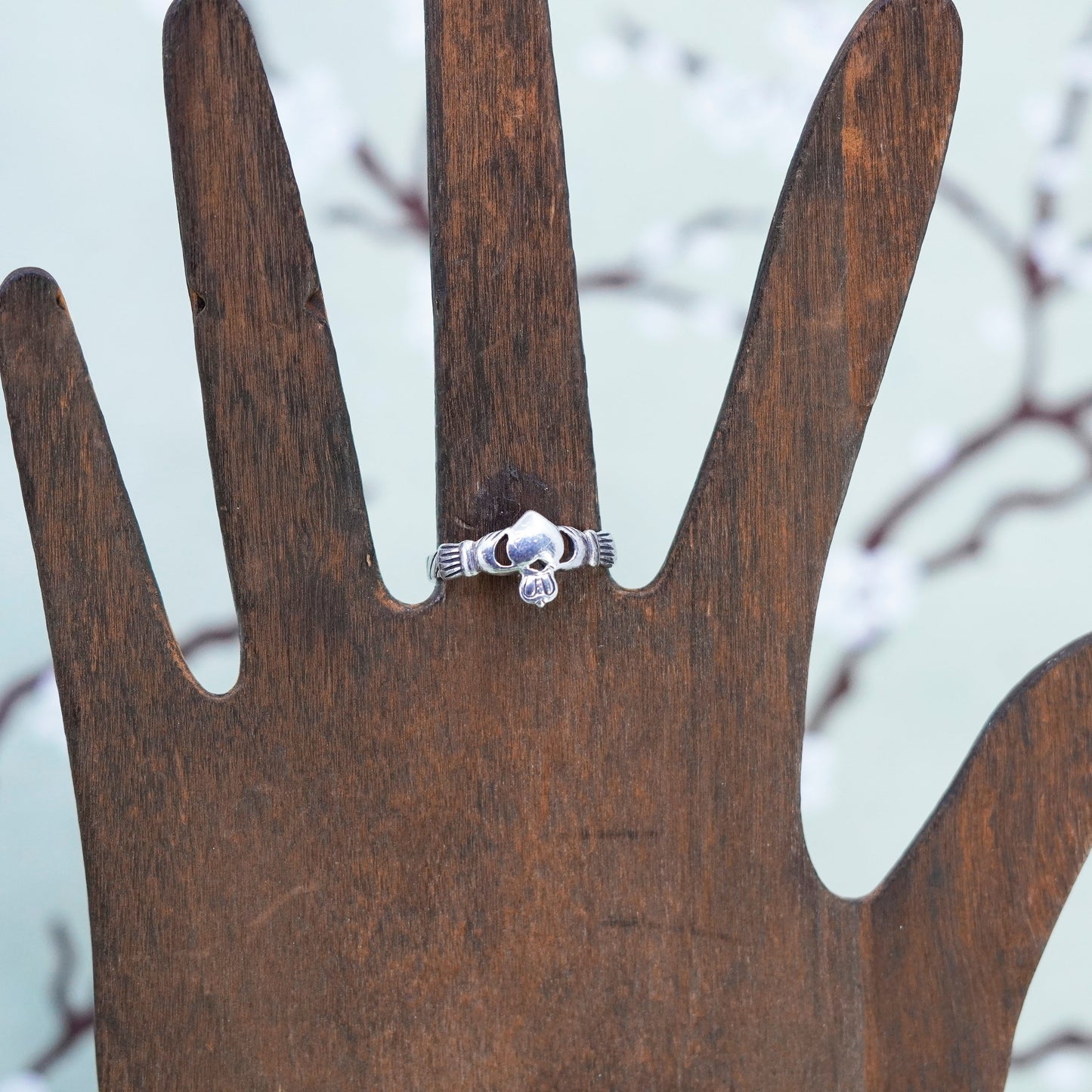 Size 8, Vintage sterling silver claddagh ring, holding heart 925 band