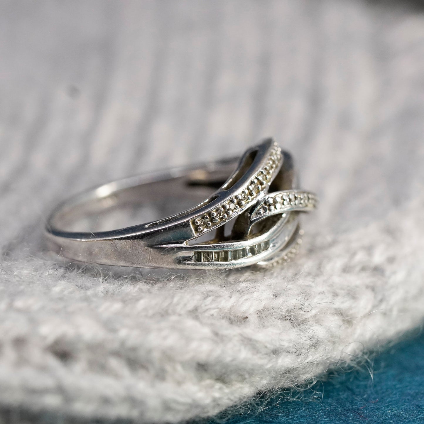 Size 7, vintage Sterling 925 silver entwined ring with genuine diamond