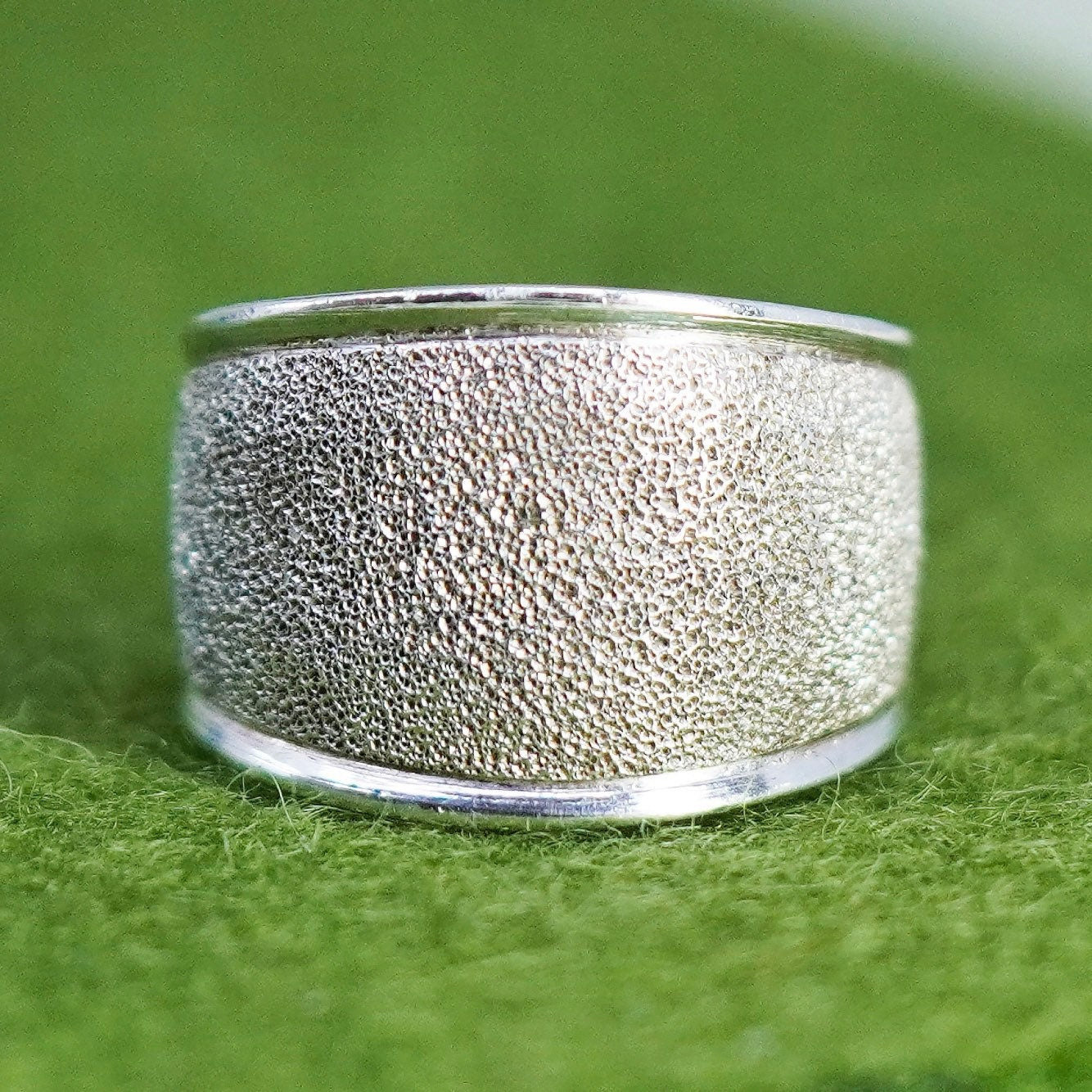 Size 7.5, vintage sterling silver handmade ribbed ring glittering 925 wide band