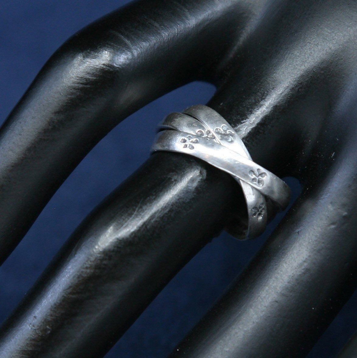 sz 6.25, Sterling silver handmade ring, 925 entwined band w/ flower engraved