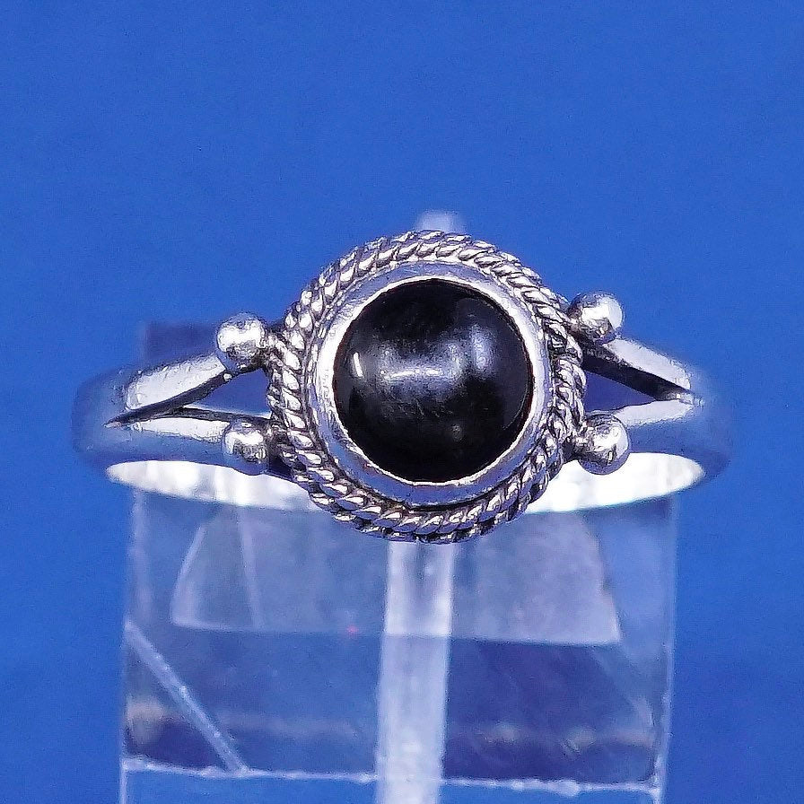 Size 8.5, vtg Sterling silver handmade ring, 925 w/ onyx N beads