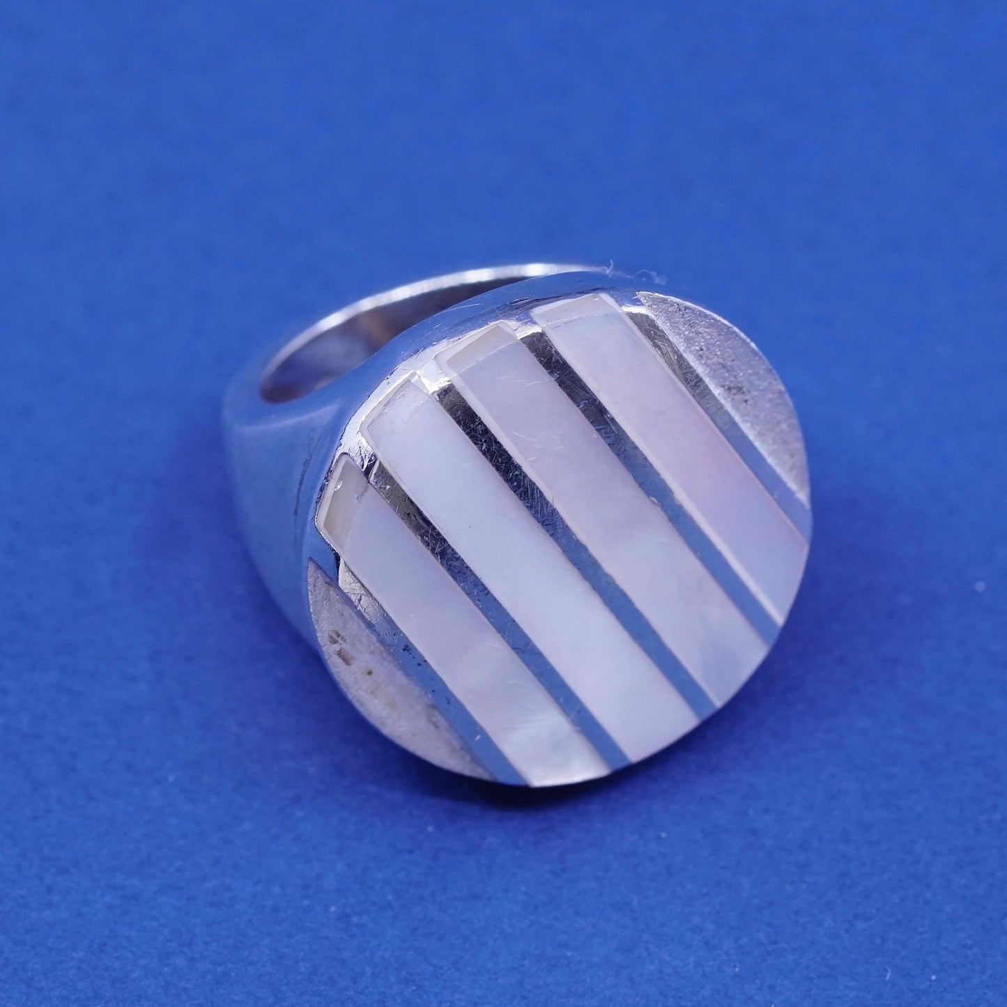 Size 5.5, vintage Sterling 925 silver statement ring with mother of pearl