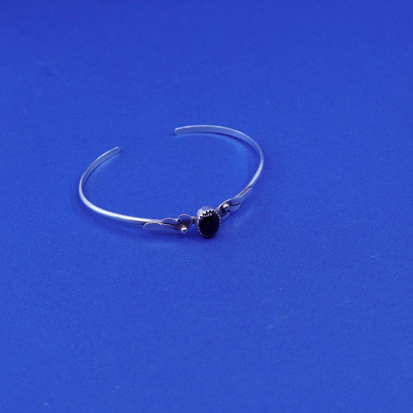 6.25”, Native American TT Sterling silver bracelet, 925 cuff w/ obsidian leaves