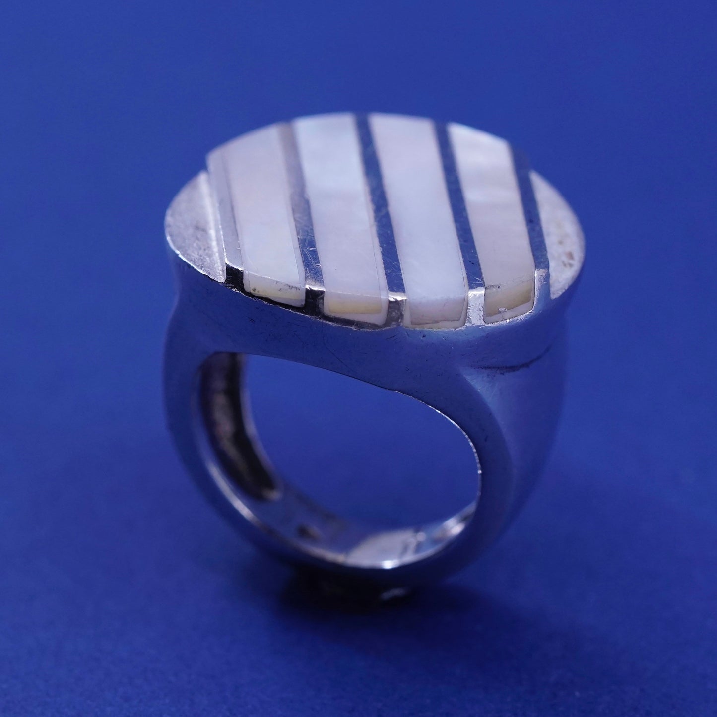 Size 5.5, vintage Sterling 925 silver statement ring with mother of pearl