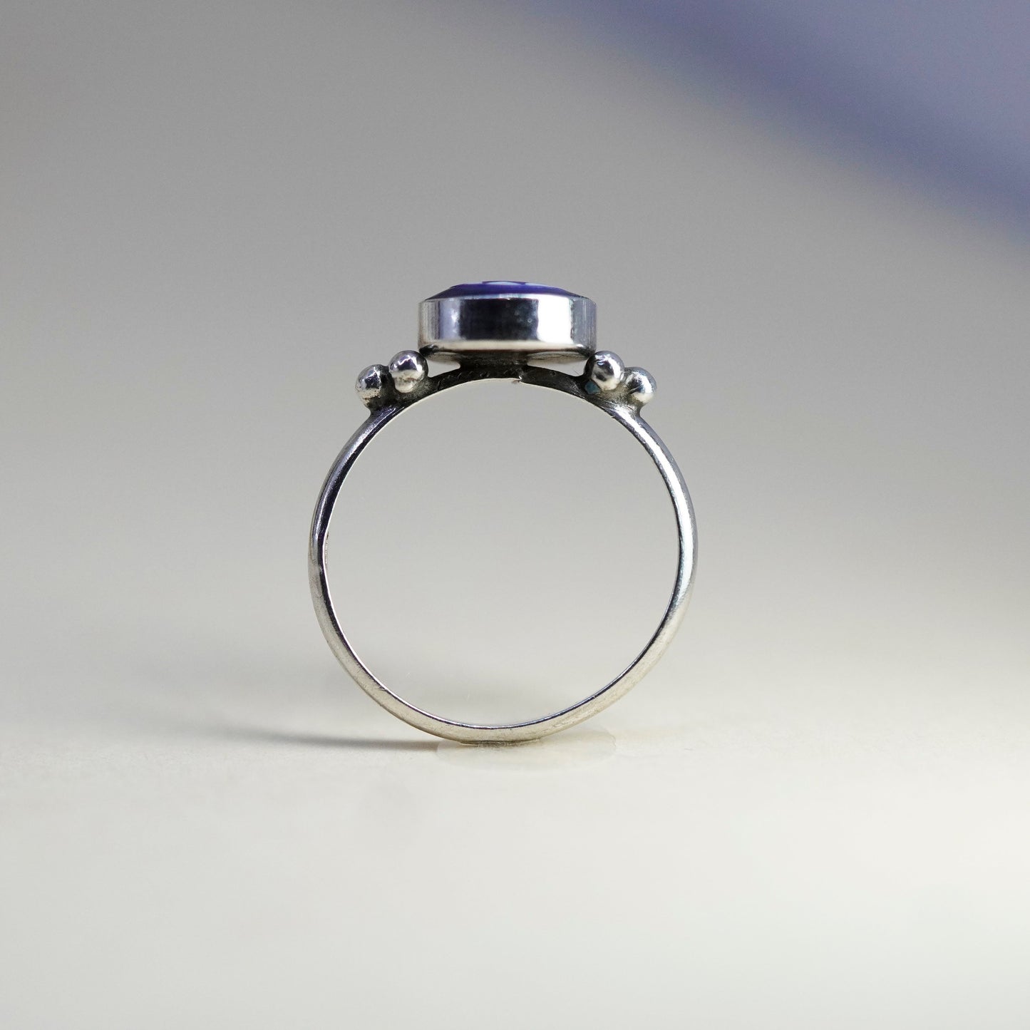 Size 6.5, vintage sterling 925 silver handmade ring w/ blue dots glass
