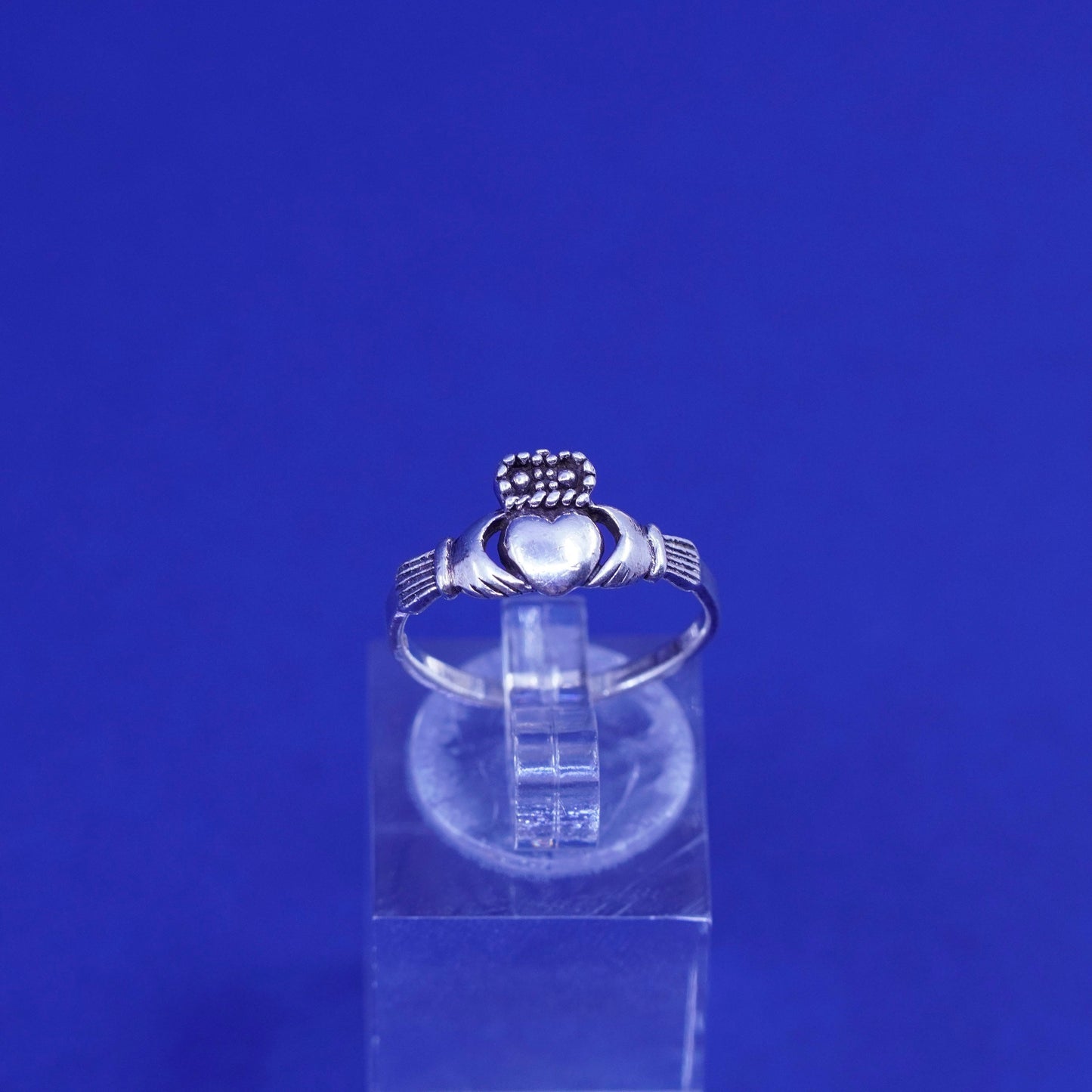 Size 5.5, Vintage sterling silver claddagh ring, holding heart 925 band