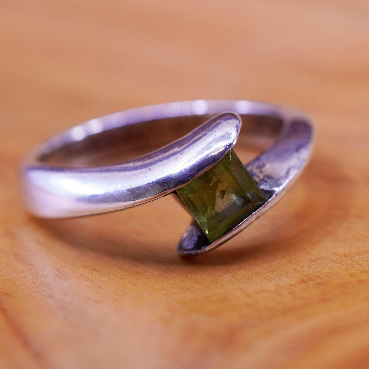 Size 8, vintage Sterling 925 silver handmade ring with square peridot