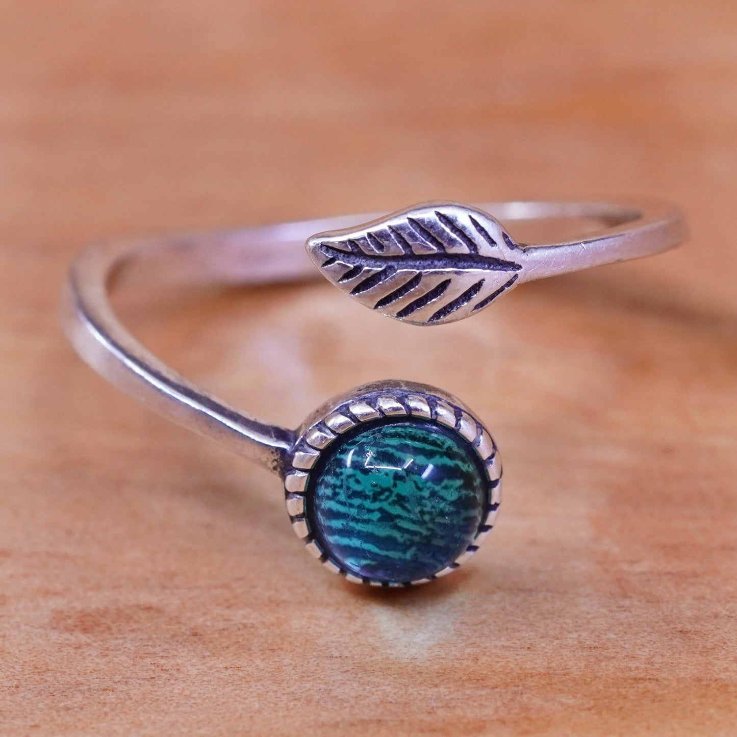 Size 8, JBB designer Sterling silver ring, 925 with green foiled glass and leaf