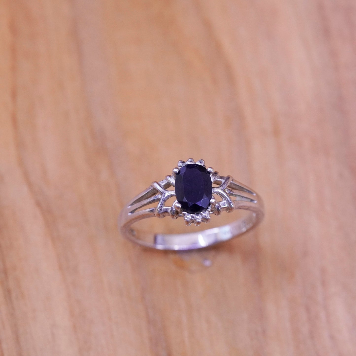 Size 8, vintage Sterling 925 silver handmade ring with sapphire