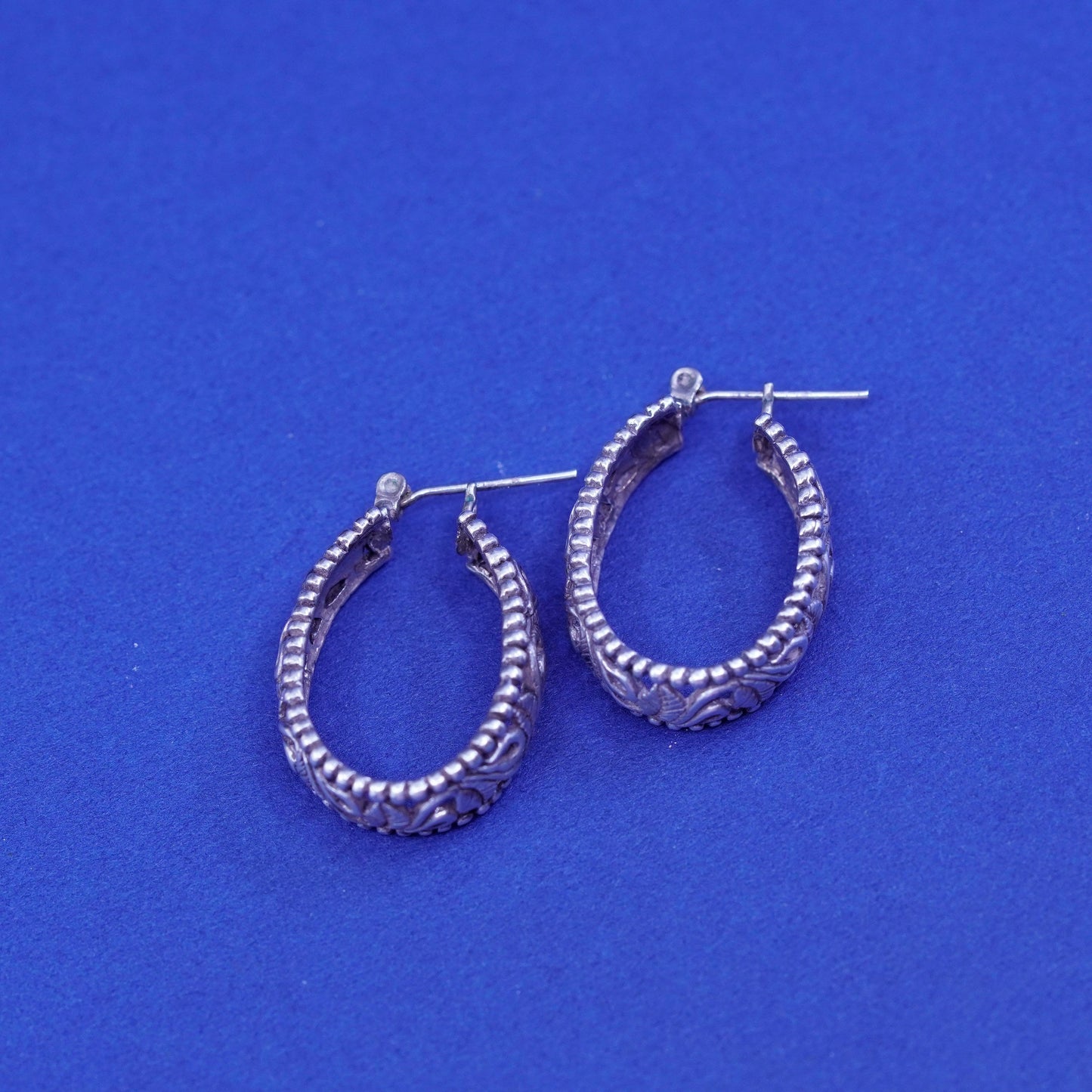 0.75”, vtg Sterling silver handmade earrings, 925 filigree leaves hoops Huggie