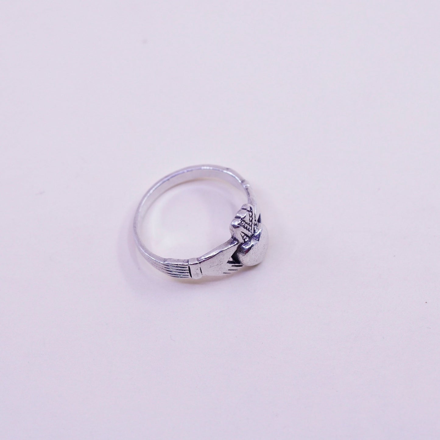 Size 8, Vintage sterling silver claddagh ring, holding heart 925 band