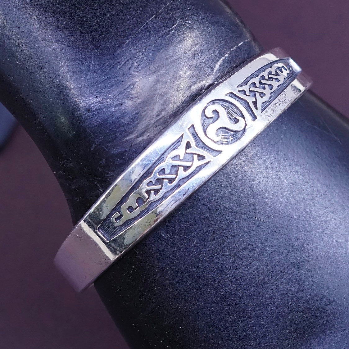 7", vtg Sterling silver handmade bracelet, Mexico 925 cuff w/ irish Celtic knot