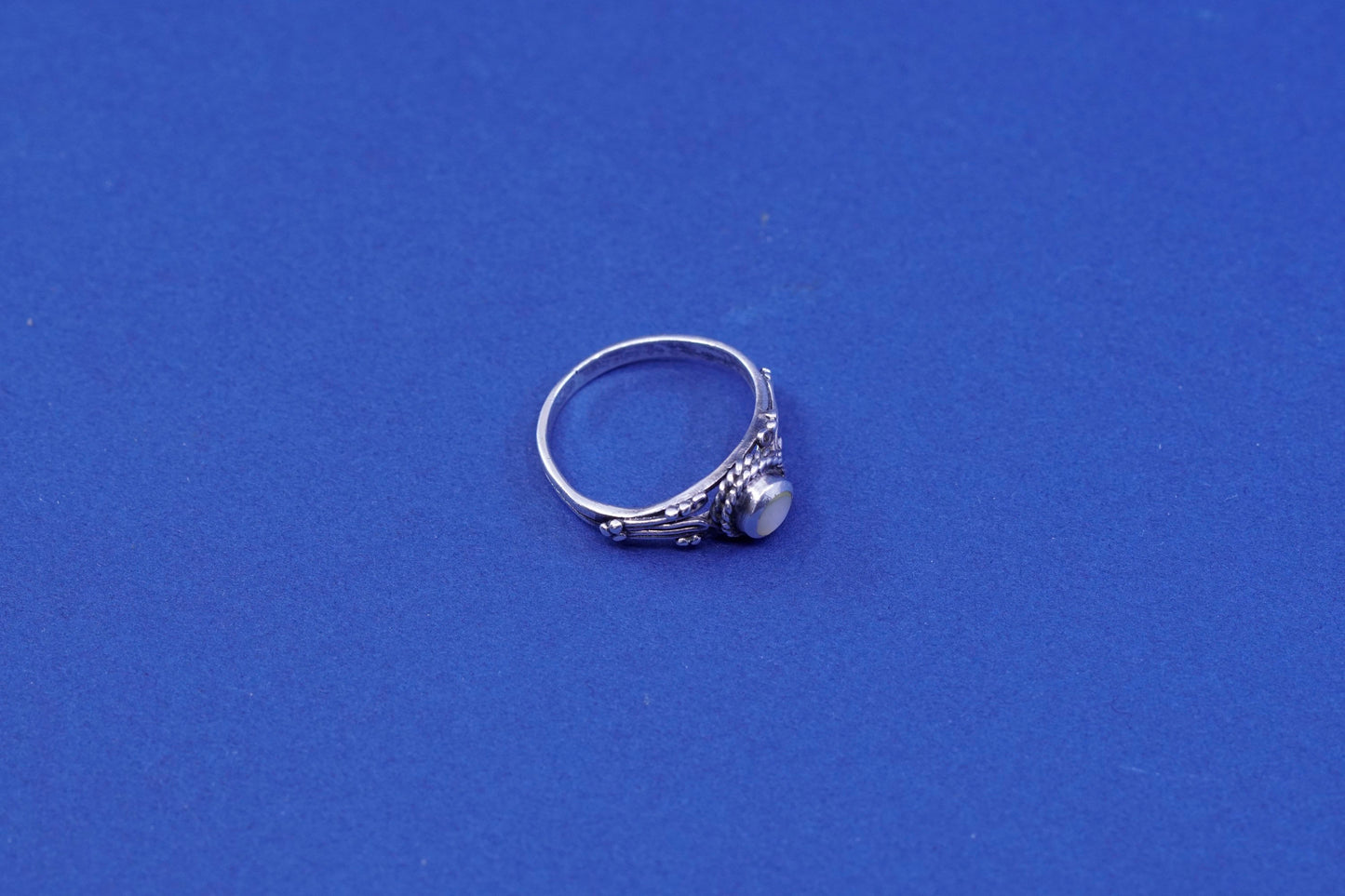 sz 7, southwestern Sterling 925 silver handmade ring with white mother of pearl