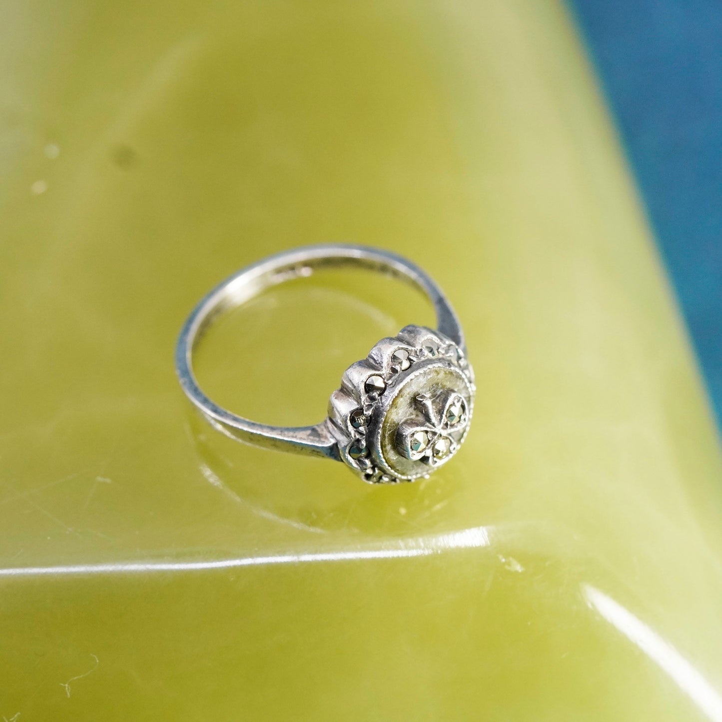 Size 8.25, VTG Sterling 925 silver clover ring with connemara marble marcasite