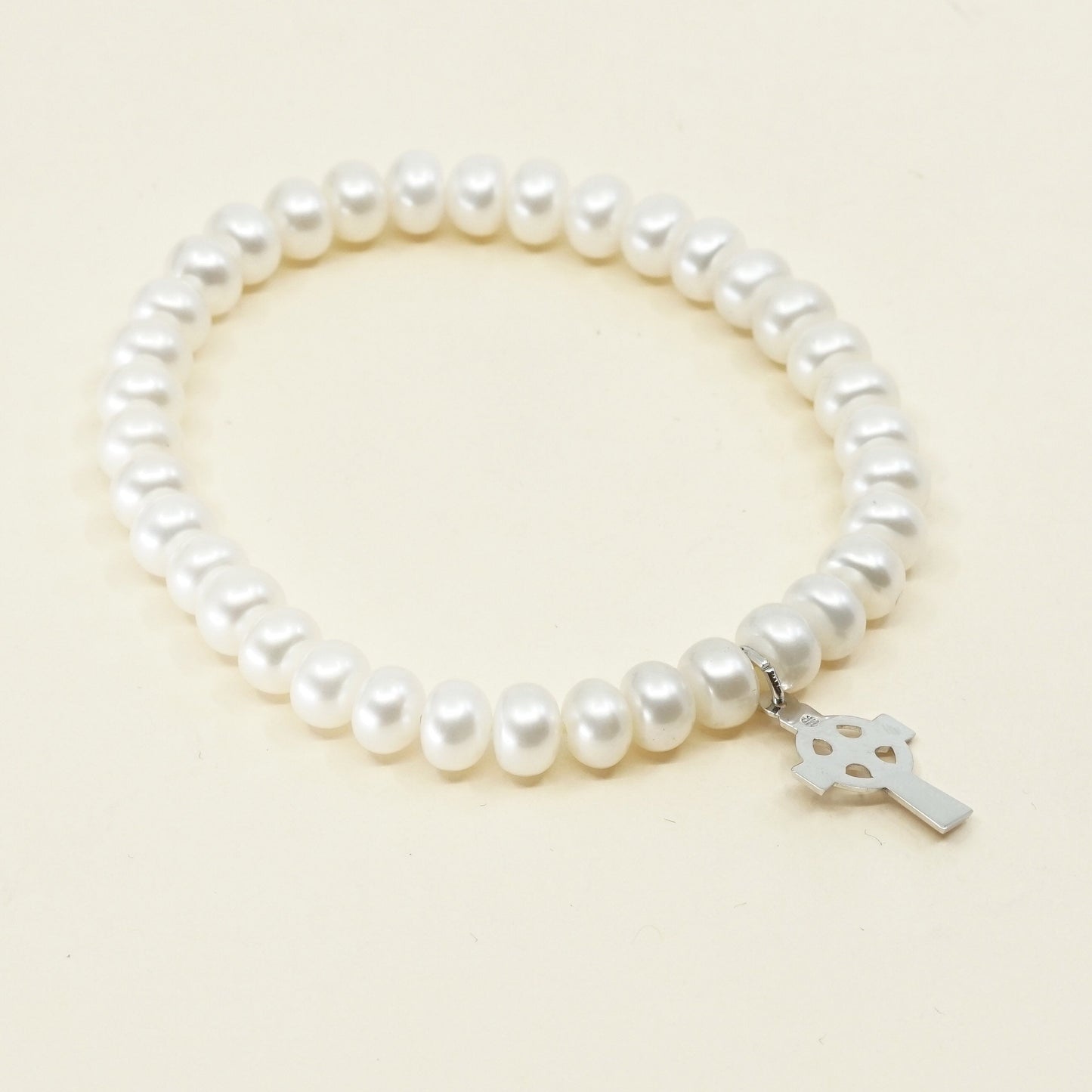 7", VTG handmade bracelet, pearl beads w/ elastic band and 925 cross charm