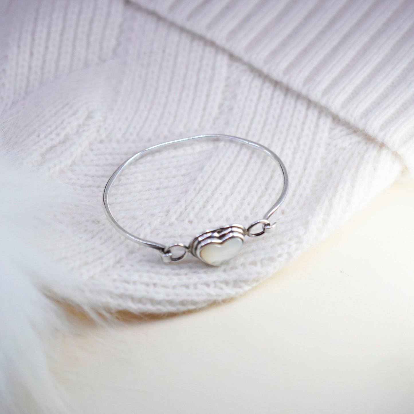 7”, Vintage sterling 925 silver hinged bangle bracelet with heart moonstone