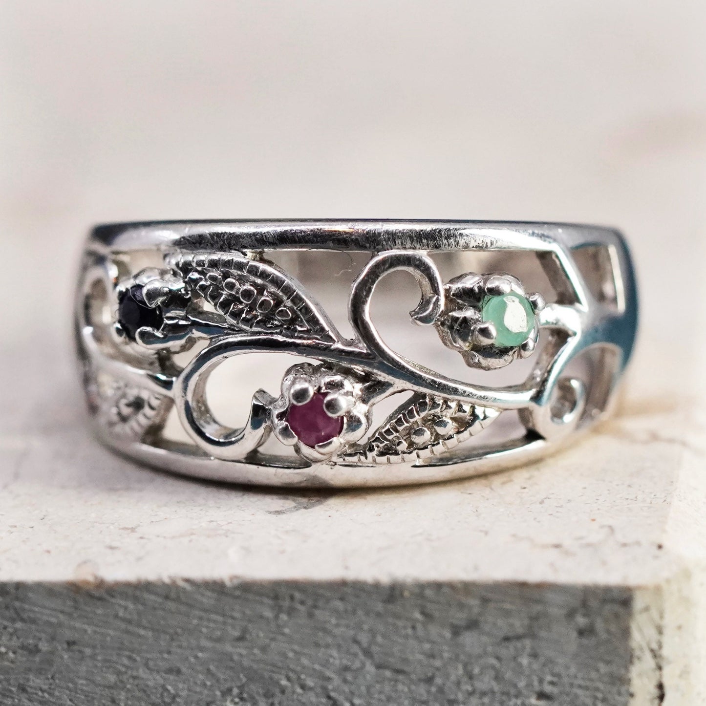 Size 7, vtg sterling silver ring, 925 leafy band jade ruby sapphire diamonds