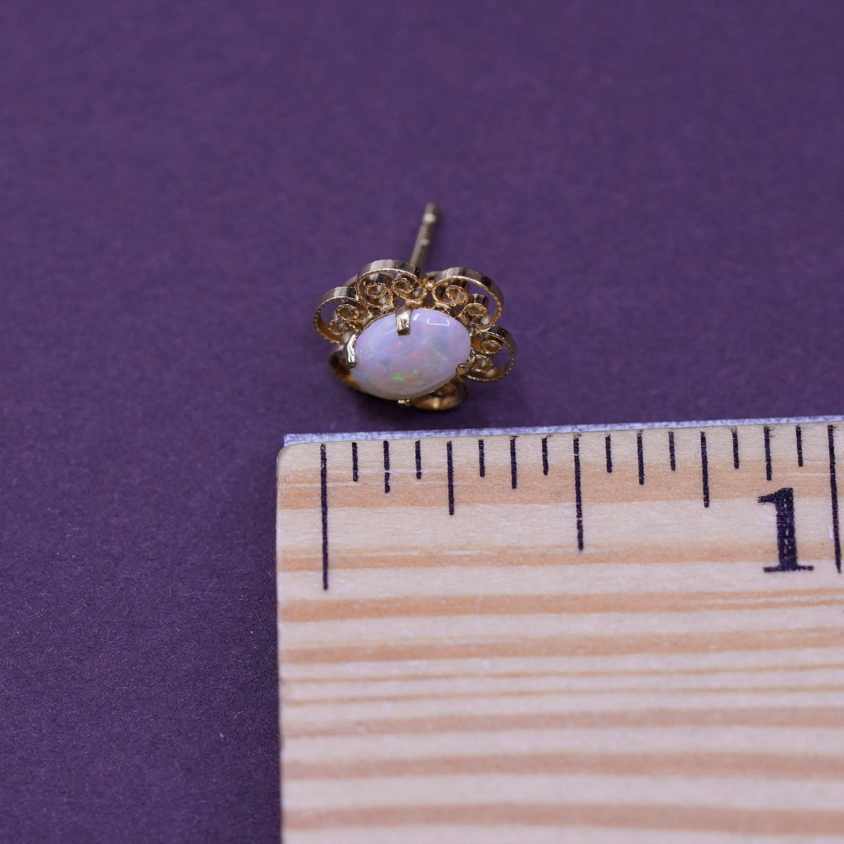 1g, filigree 14K yellow gold studs earrings with opal inlay
