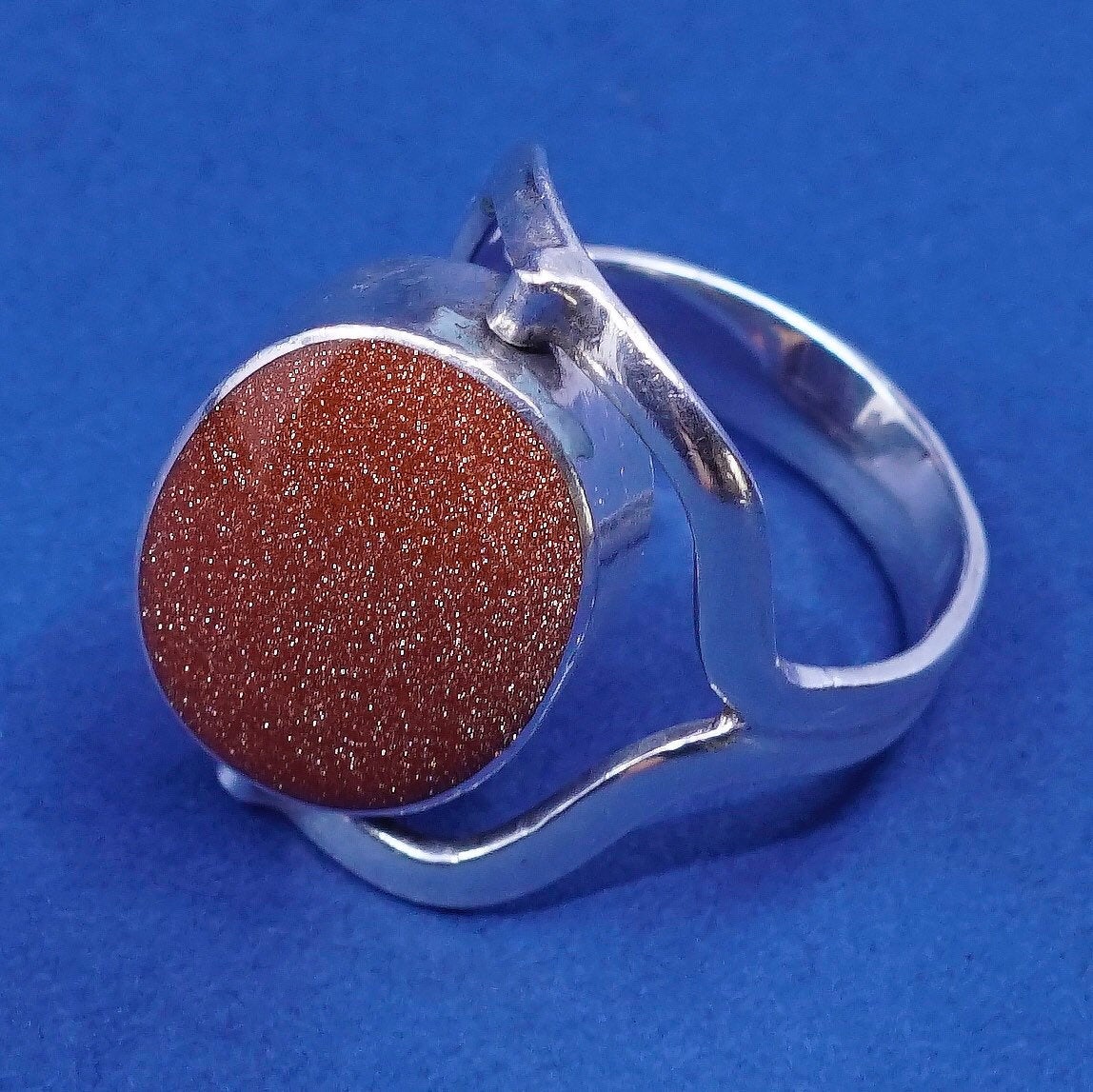 Size 7.75, vtg sterling silver handmade spinner ring w/ sodalite N goldstone